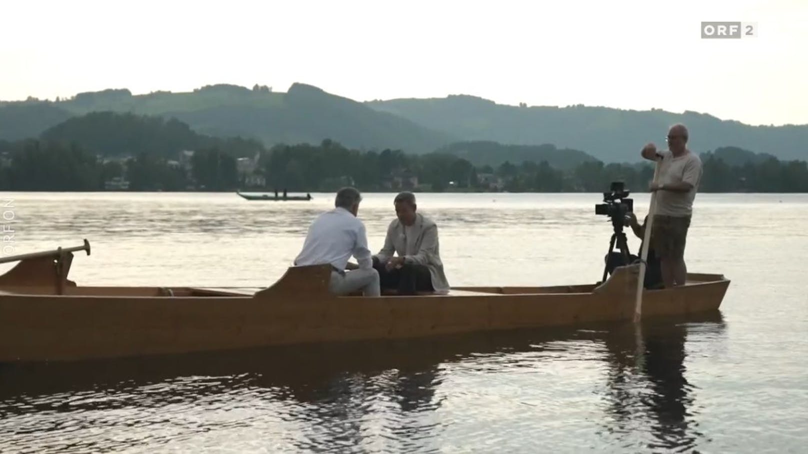 Grünen-Chef Werner Kogler und Moderator Martin Thür beim ORF-Sommergespräch 2024. 