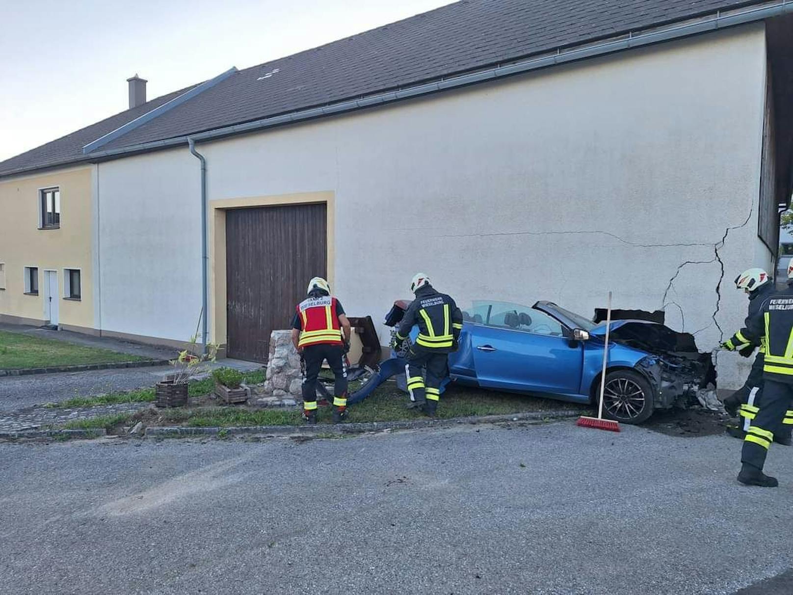 Cabrio knallte in NÖ gegen Hausmauer