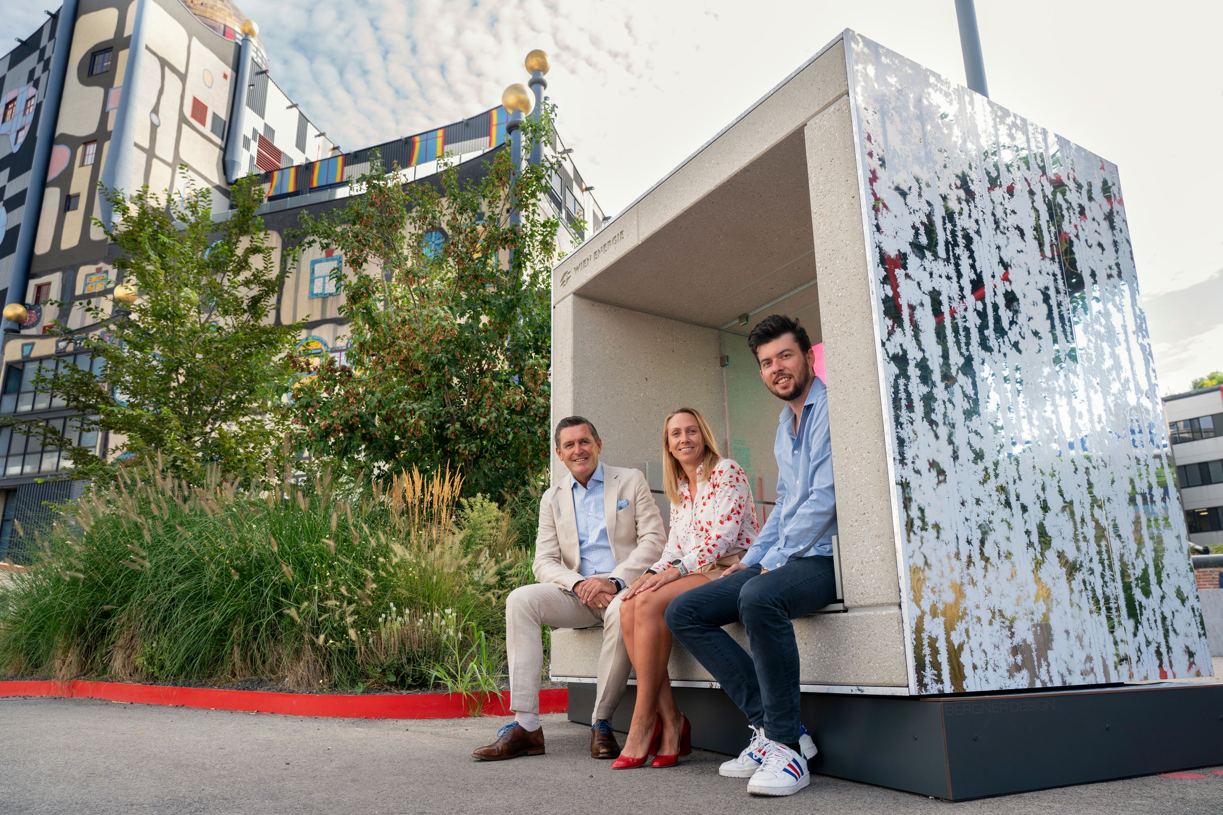 Die neuen Kühl-Ruhebänke in Spittelau stehen schon. v.l.n.r.: Stadtrat Peter Hanke (SPÖ), Leiterin Dienstleistungen Wien Energie Michaela Deutsch, Bezirksvorsteherin-Stv. Alsergrund Christian Sapetschnig (SPÖ)