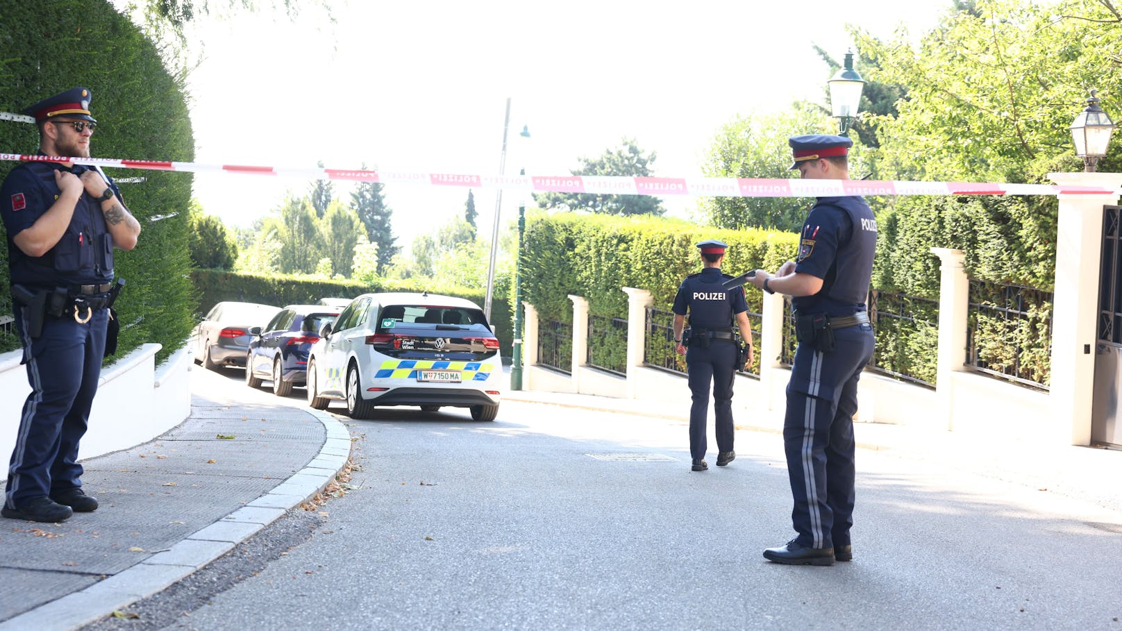 Baumeister Richard Lugner ist im Alter von 91 Jahre verstorben. Die Polizei hat die Zufahrt zur Villa bereits großräumig abgesperrt.