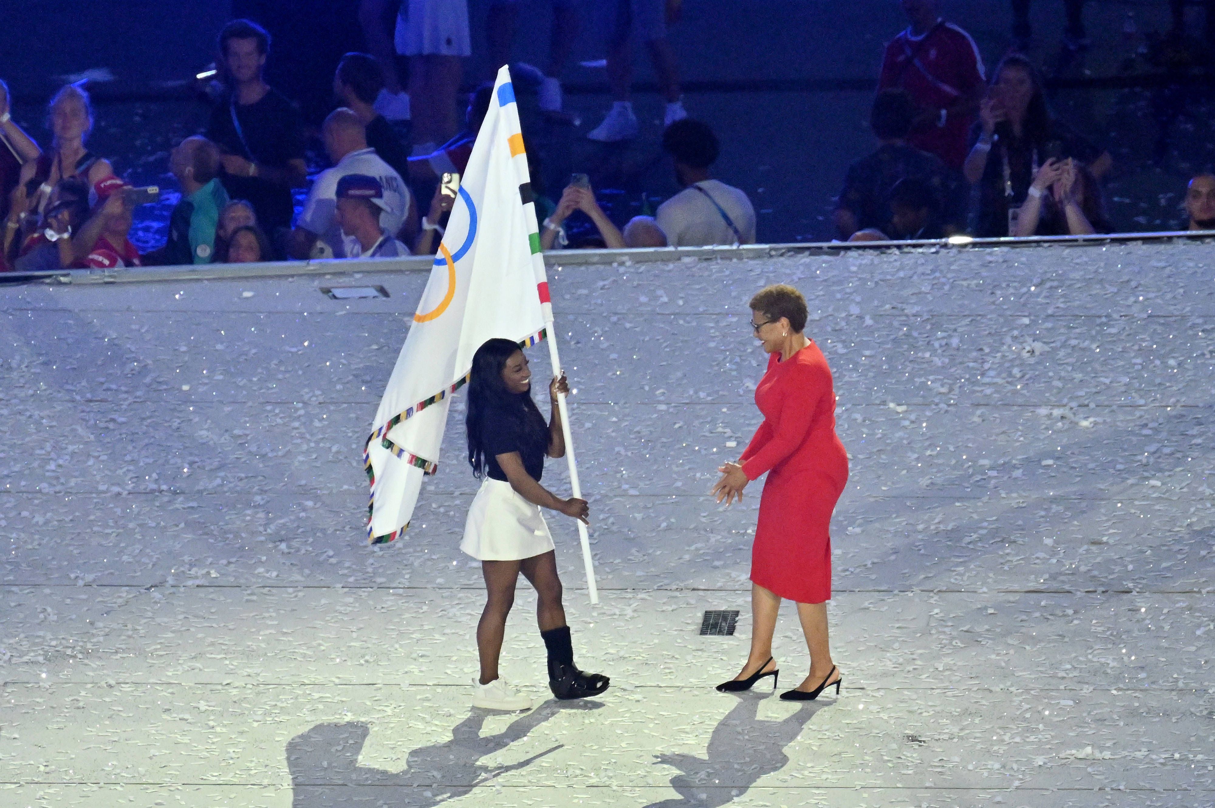 Mit einer Schiene am linken Fuß ging der Turn-Superstar zur Zeremonie.