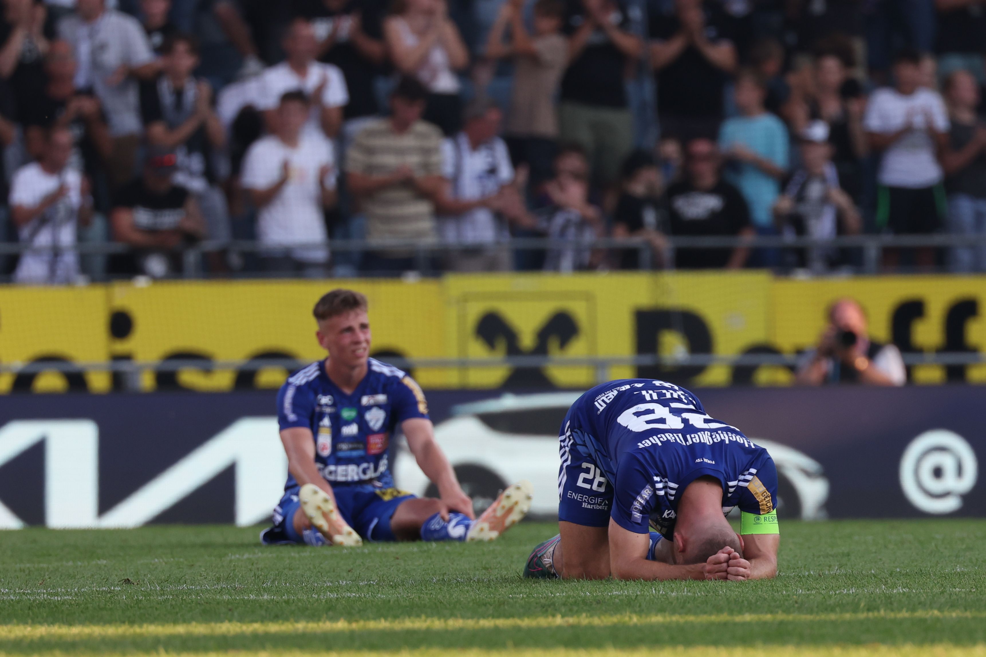 Jürgen Heil (r.) und die Hartberger waren nach dem 0:2 in Graz völlig erschöpft.