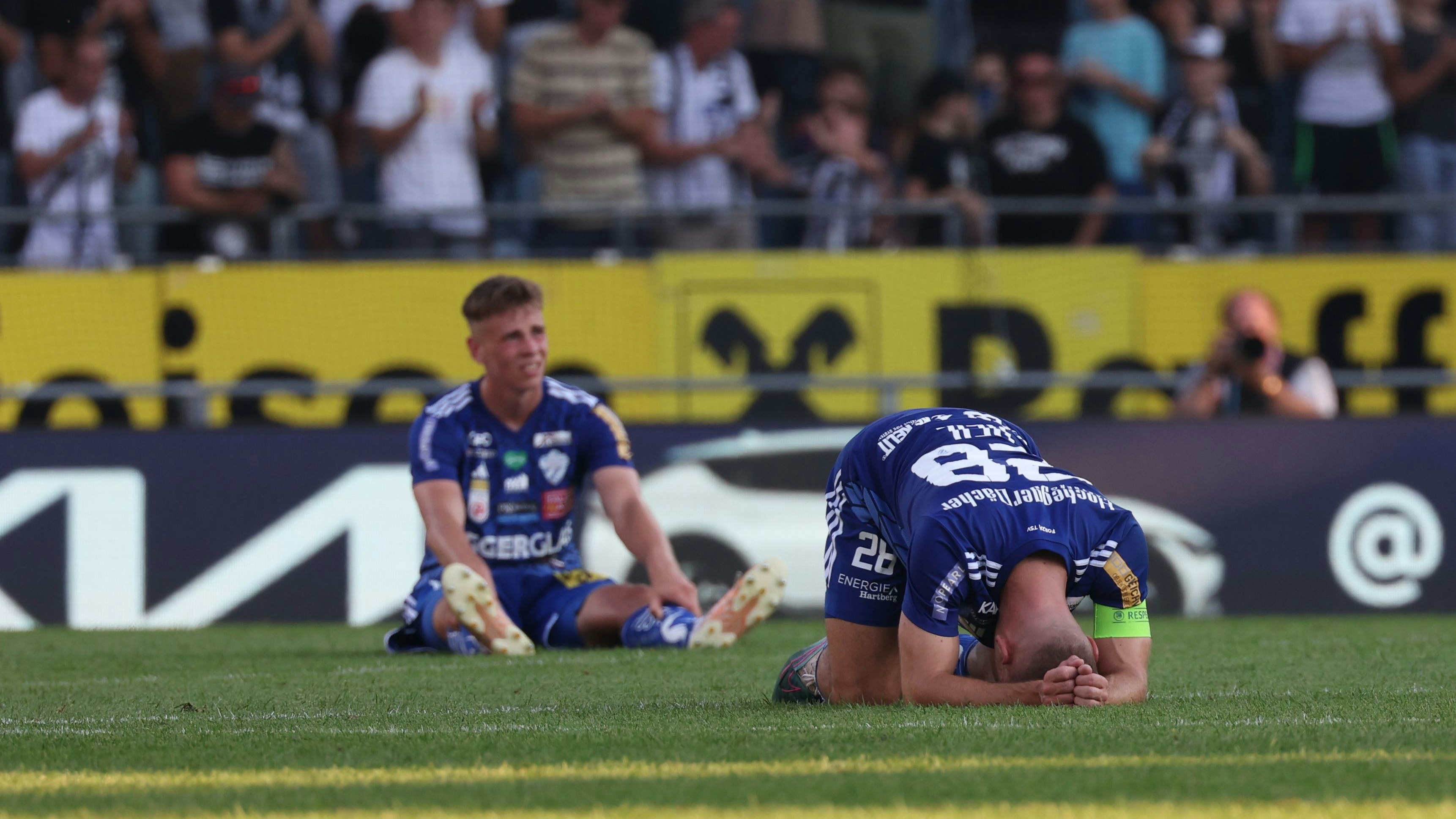 Jürgen Heil (r.) und die Hartberger waren nach dem 0:2 in Graz völlig erschöpft.