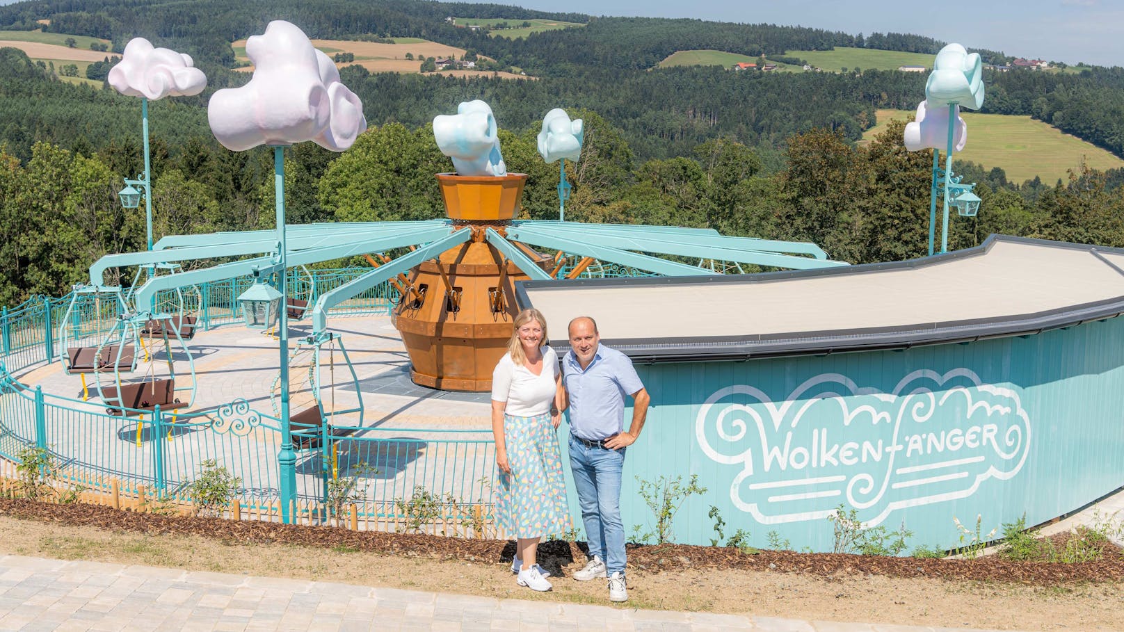 Das Gründerpaar Andrea und Georg Blochberger vor der neuen Attraktion namens „Wolkenfänger".