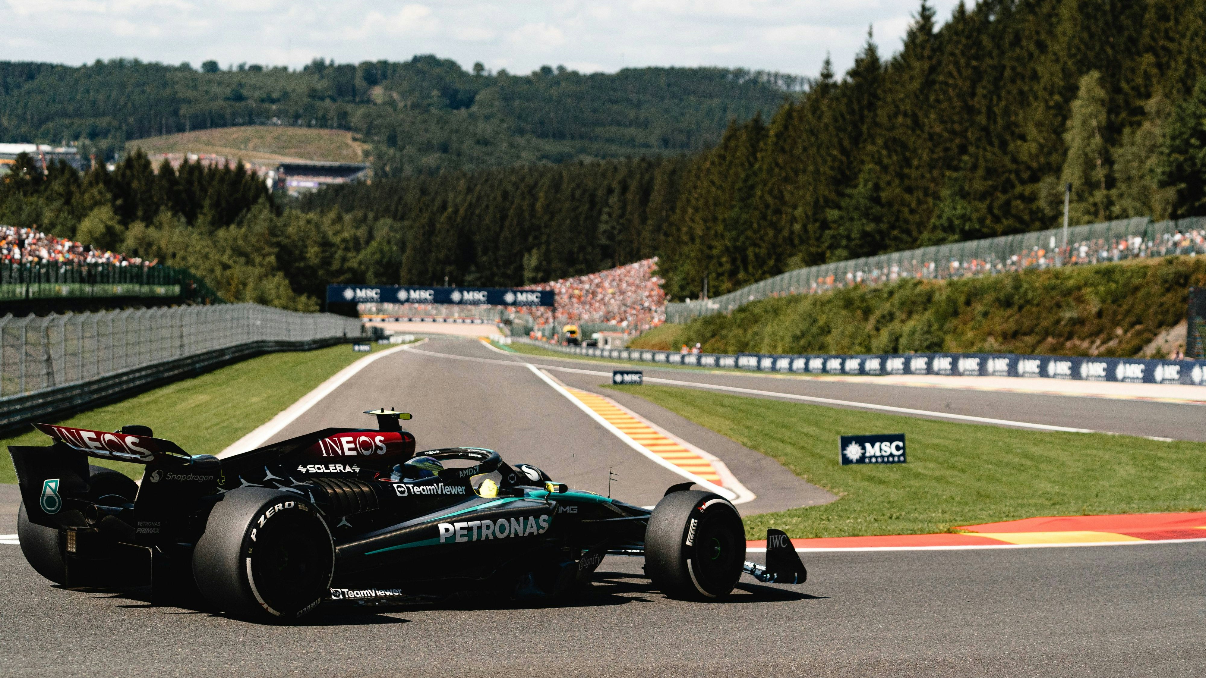 Lewis Hamilton glaubt noch an einen anderen Fahrer als Weltmeister.