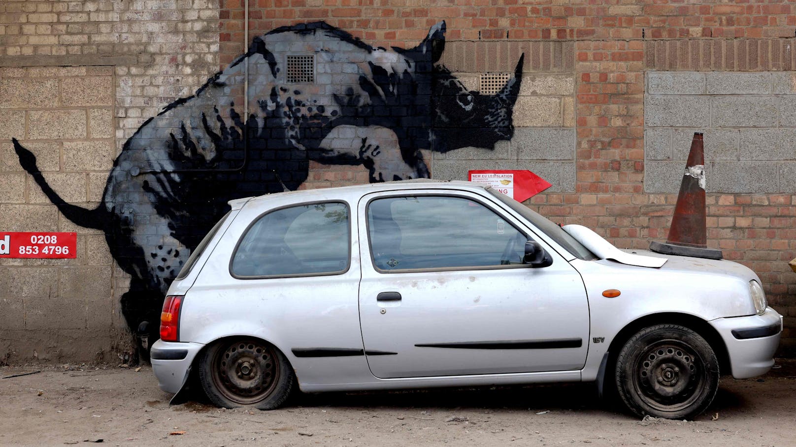 Das achte Kunstwerk des Straßenkünstlers Banksy, das innerhalb von acht Tagen veröffentlicht wurde, zeigt ein Nashorn, das ein Auto besteigt, an einer Wand in Charlton, London.