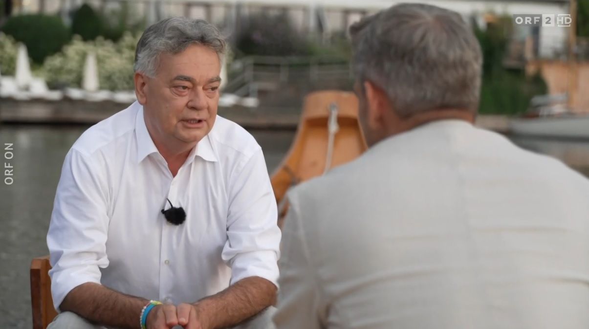 Grünen-Chef Werner Kogler und Moderator Martin Thür beim ORF-Sommergespräch 2024. 