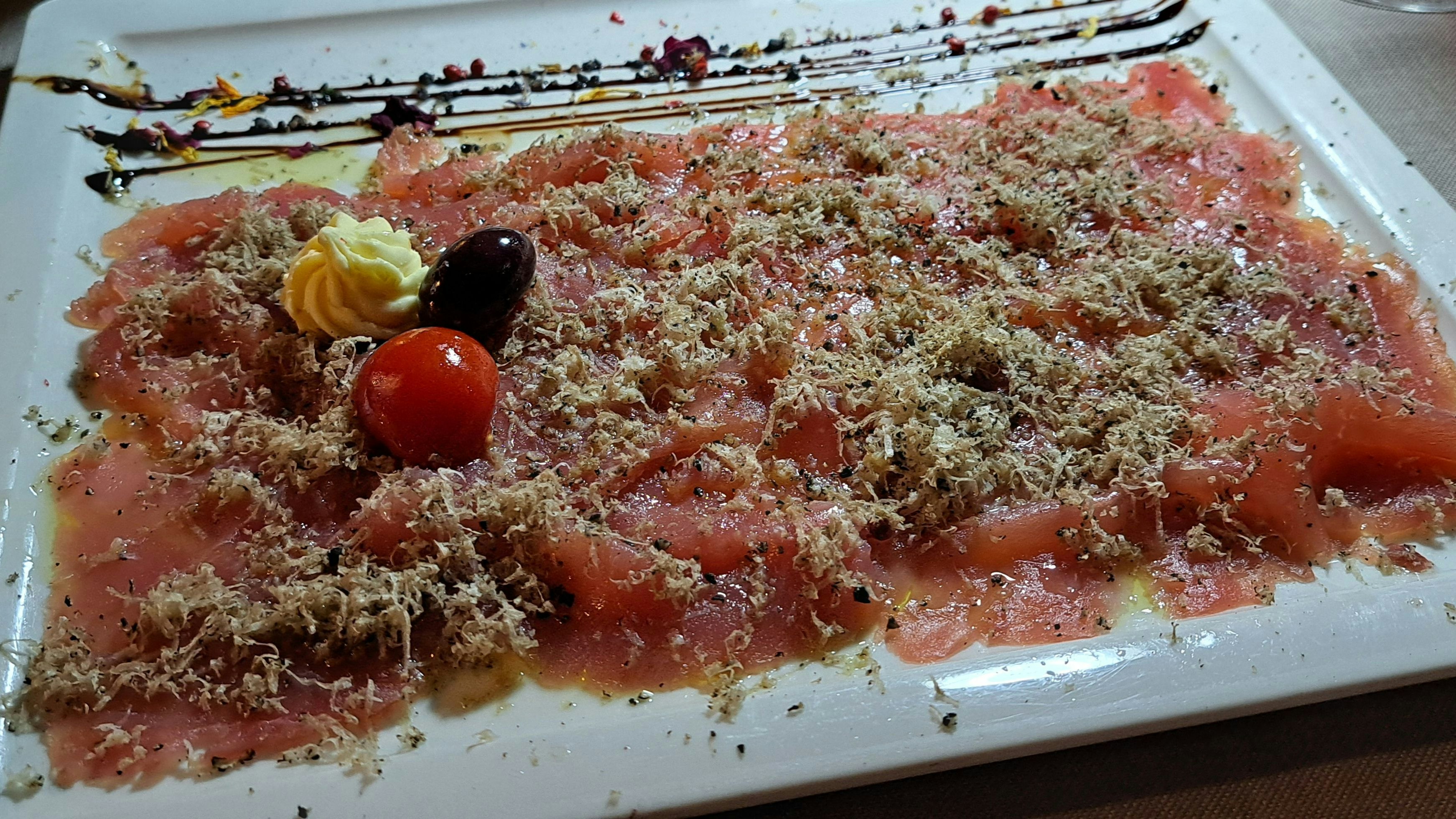 Tuna-Carpaccio mit Tartufo