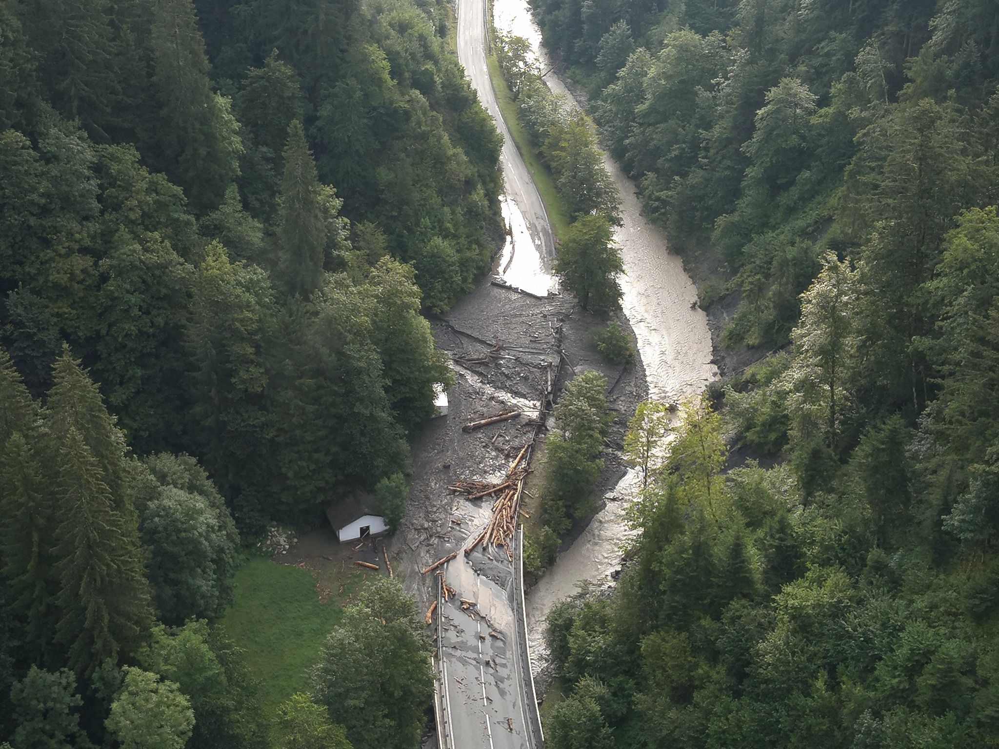 Im St. Johanner Stadtteil Floitensberg drohte ein Wohnhaus von einer Mure weggerissen zu werden.