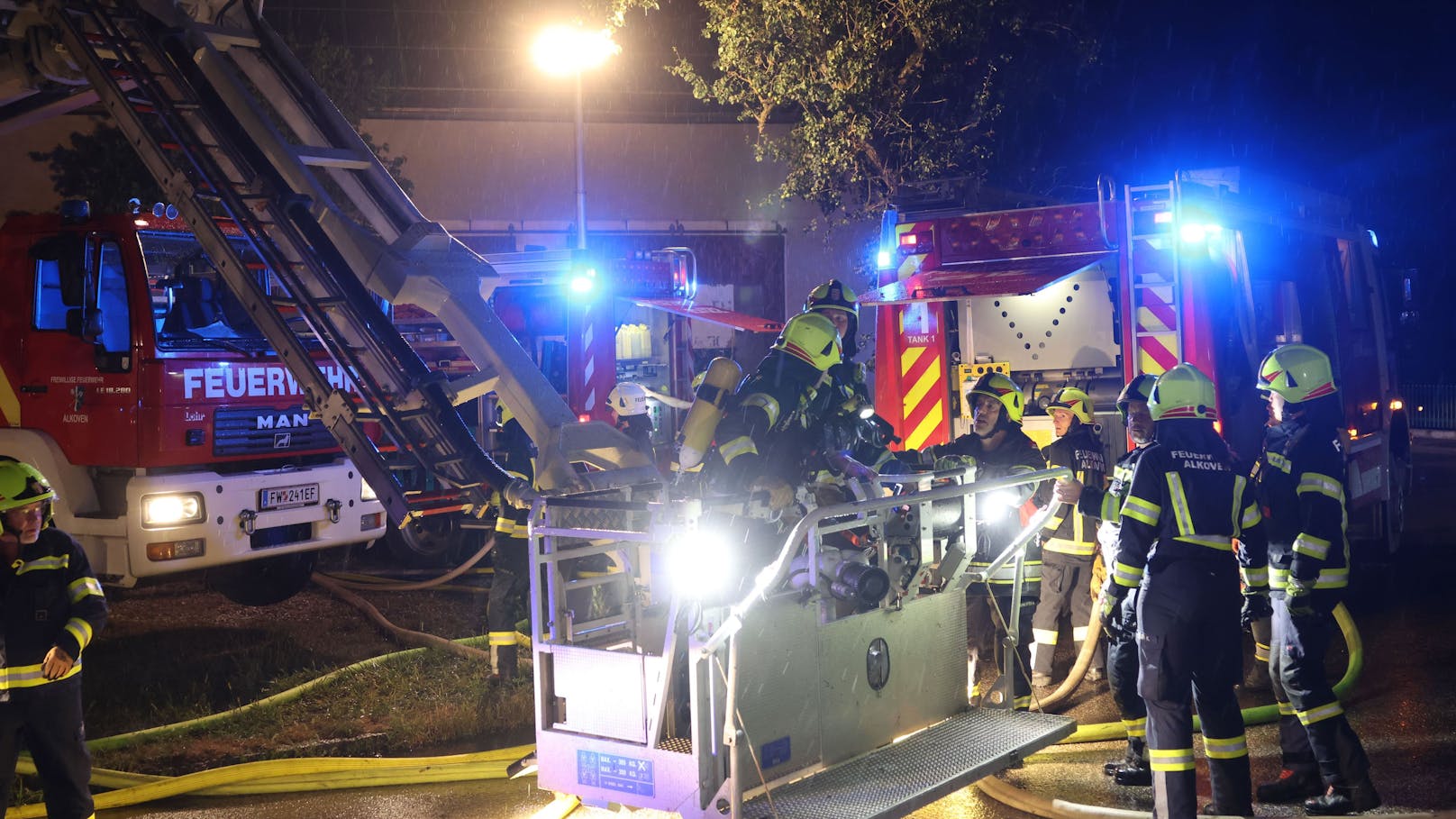 Ein Blitzeinschlag dürfte die Ursache für einen Großbrand am späten Montagabend auf einem Bauernhof in Fraham (Bezirk Eferding) gewesen sein. Zwölf umliegende Feuerwehren standen im Löscheinsatz.