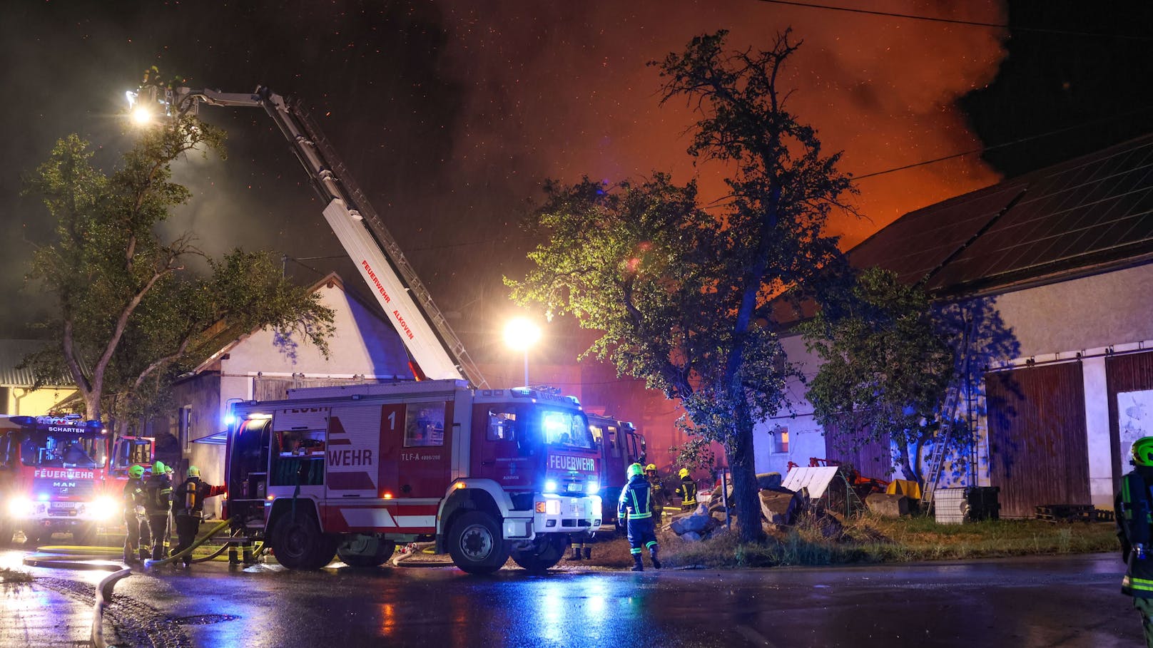 Ein Blitzeinschlag dürfte die Ursache für einen Großbrand am späten Montagabend auf einem Bauernhof in Fraham (Bezirk Eferding) gewesen sein. Zwölf umliegende Feuerwehren standen im Löscheinsatz.