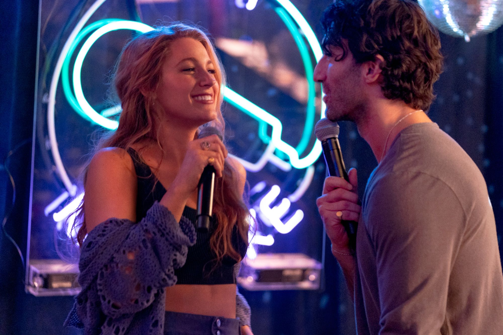 Blake Lively spielt Lily Bloom, während Justin Baldoni den Charackter Ryle Kincaid spielt.