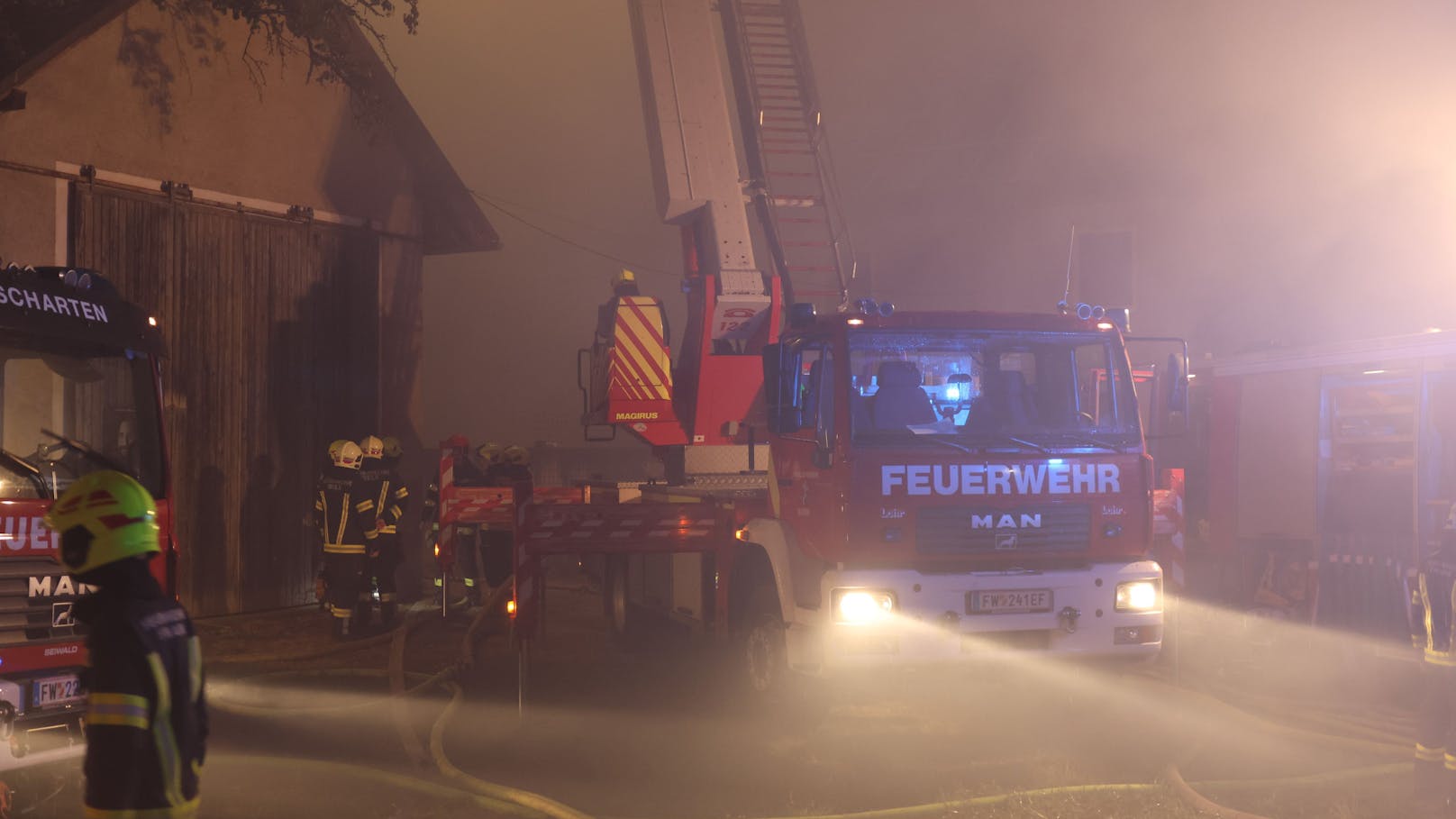 Ein Blitzeinschlag dürfte die Ursache für einen Großbrand am späten Montagabend auf einem Bauernhof in Fraham (Bezirk Eferding) gewesen sein. Zwölf umliegende Feuerwehren standen im Löscheinsatz.