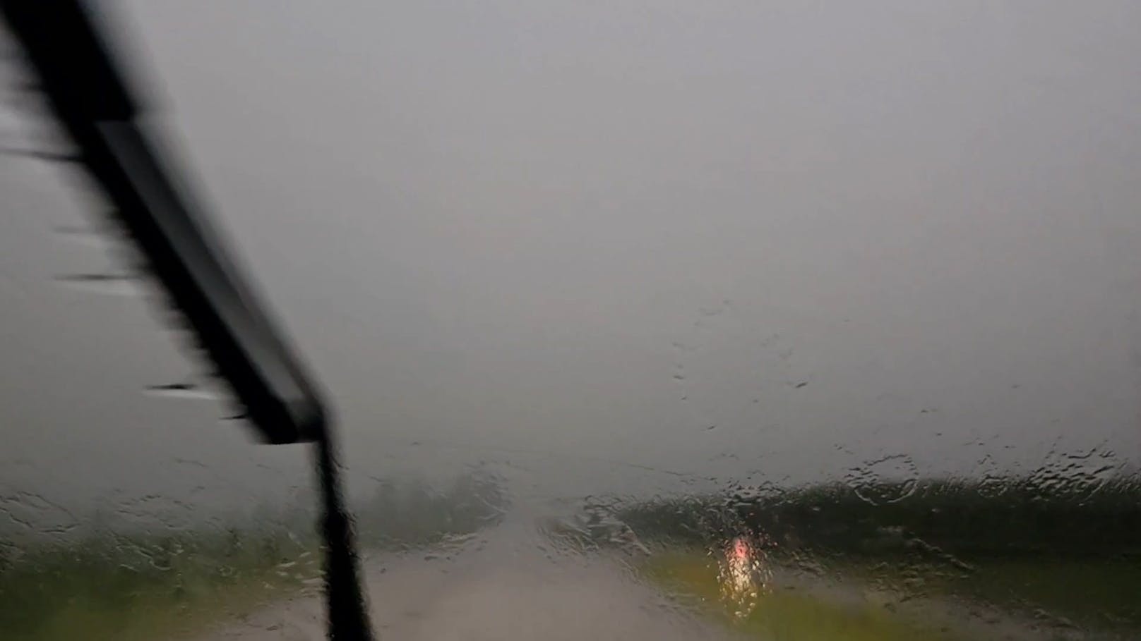 Blitzintensive Gewitter zogen Montagabend über die Region Kaprun im Salzburger Land in Österreich hinweg. Immer wieder erhellte sich der abendliche Himmel in einem beeindruckenden Schauspiel der Natur.