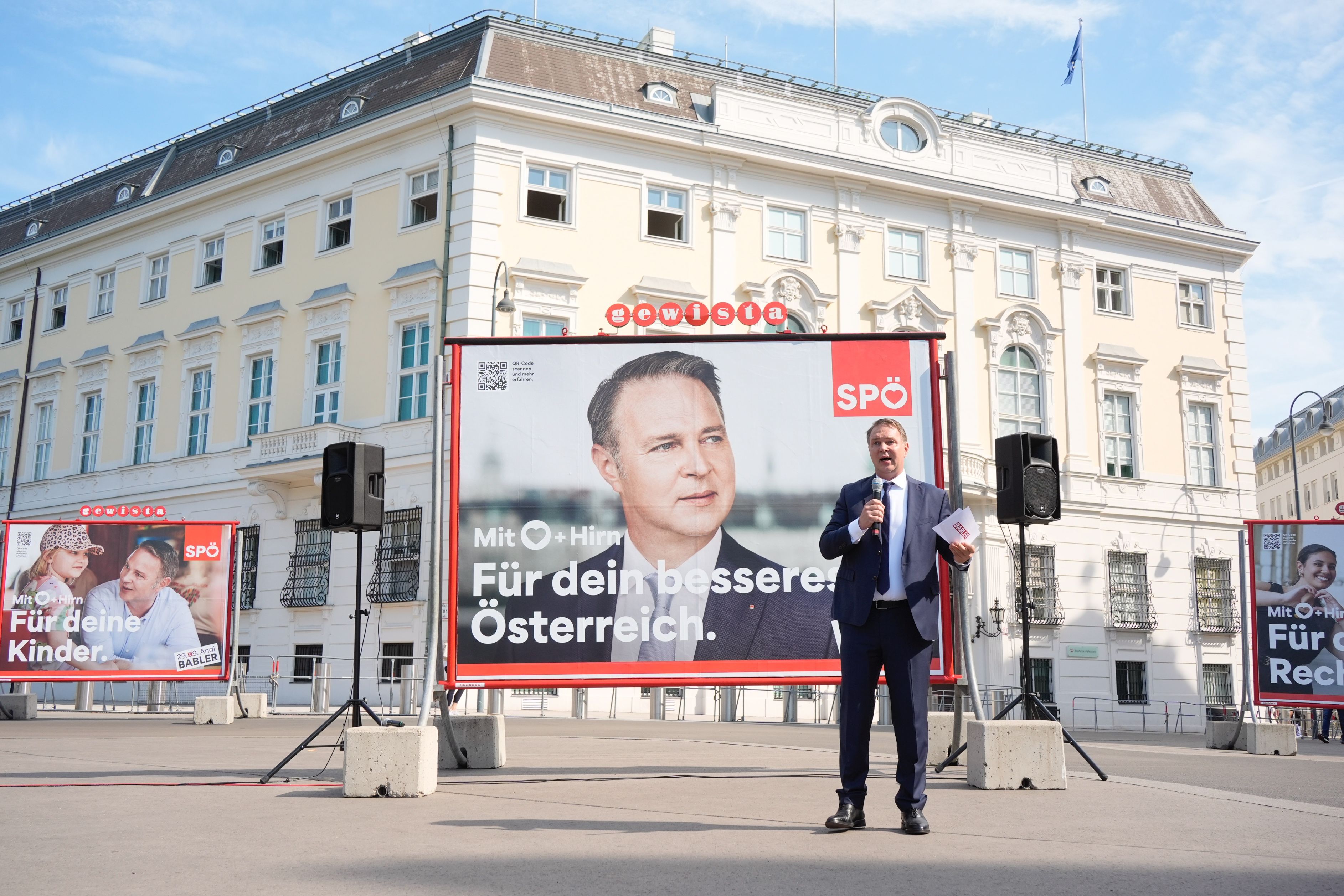 SPÖ-Spitzenkandidat Andreas Babler stellte den Medienvertretern am Dienstag seine erste Plakatwelle vor.
