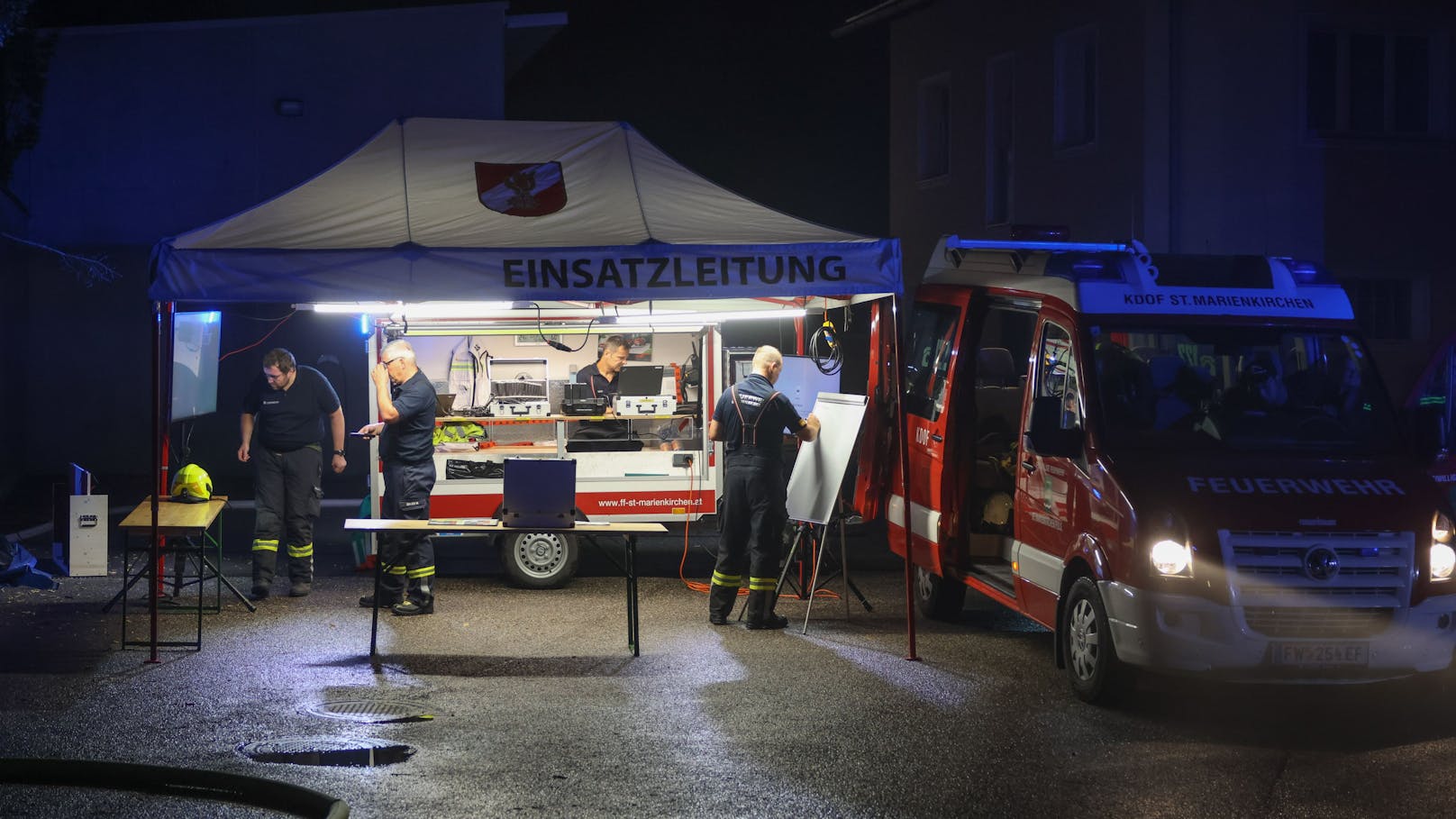 Ein Blitzeinschlag dürfte die Ursache für einen Großbrand am späten Montagabend auf einem Bauernhof in Fraham (Bezirk Eferding) gewesen sein. Zwölf umliegende Feuerwehren standen im Löscheinsatz.