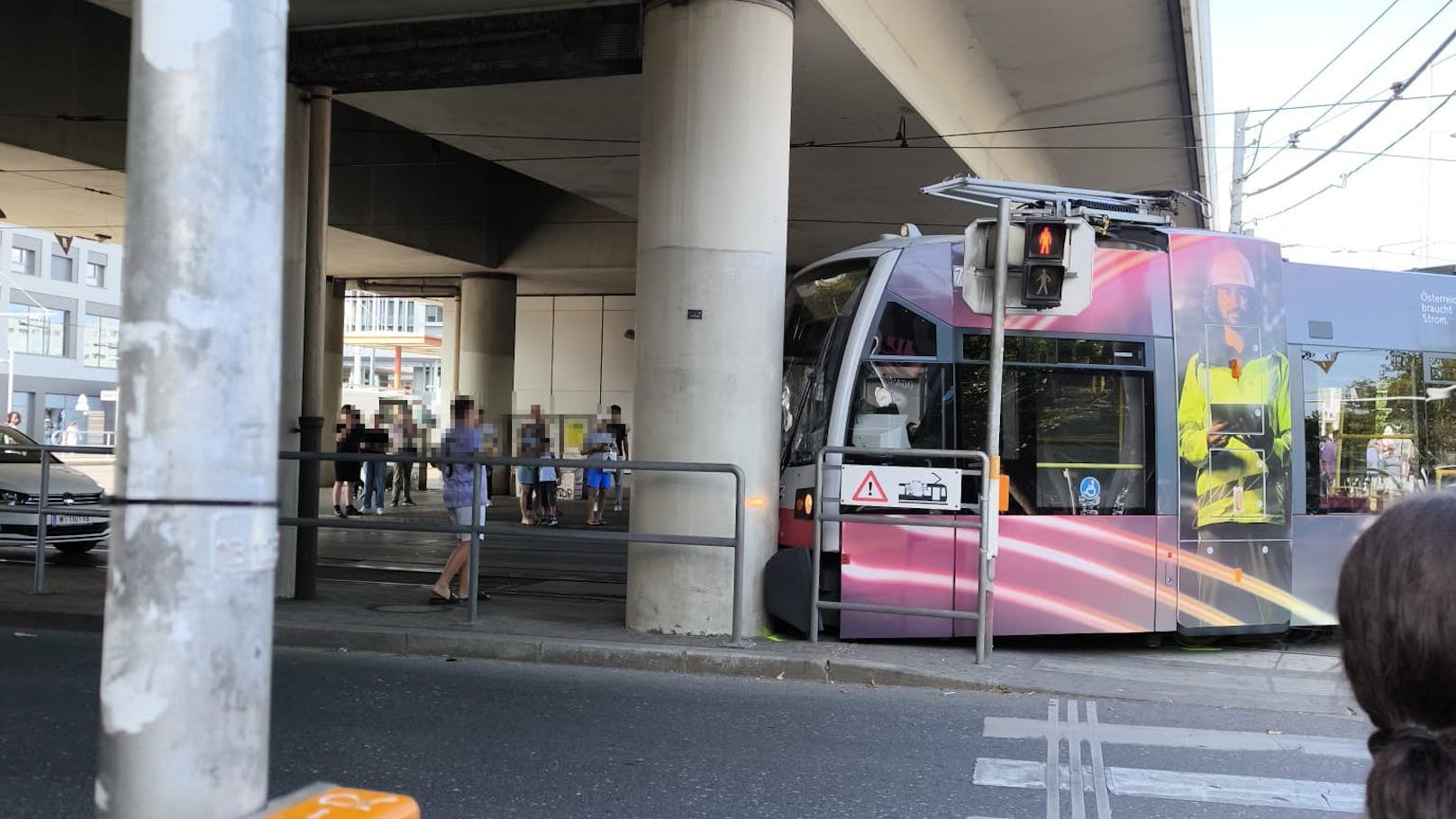 Straßenbahn entgleist und kracht in Brückenpfeiler