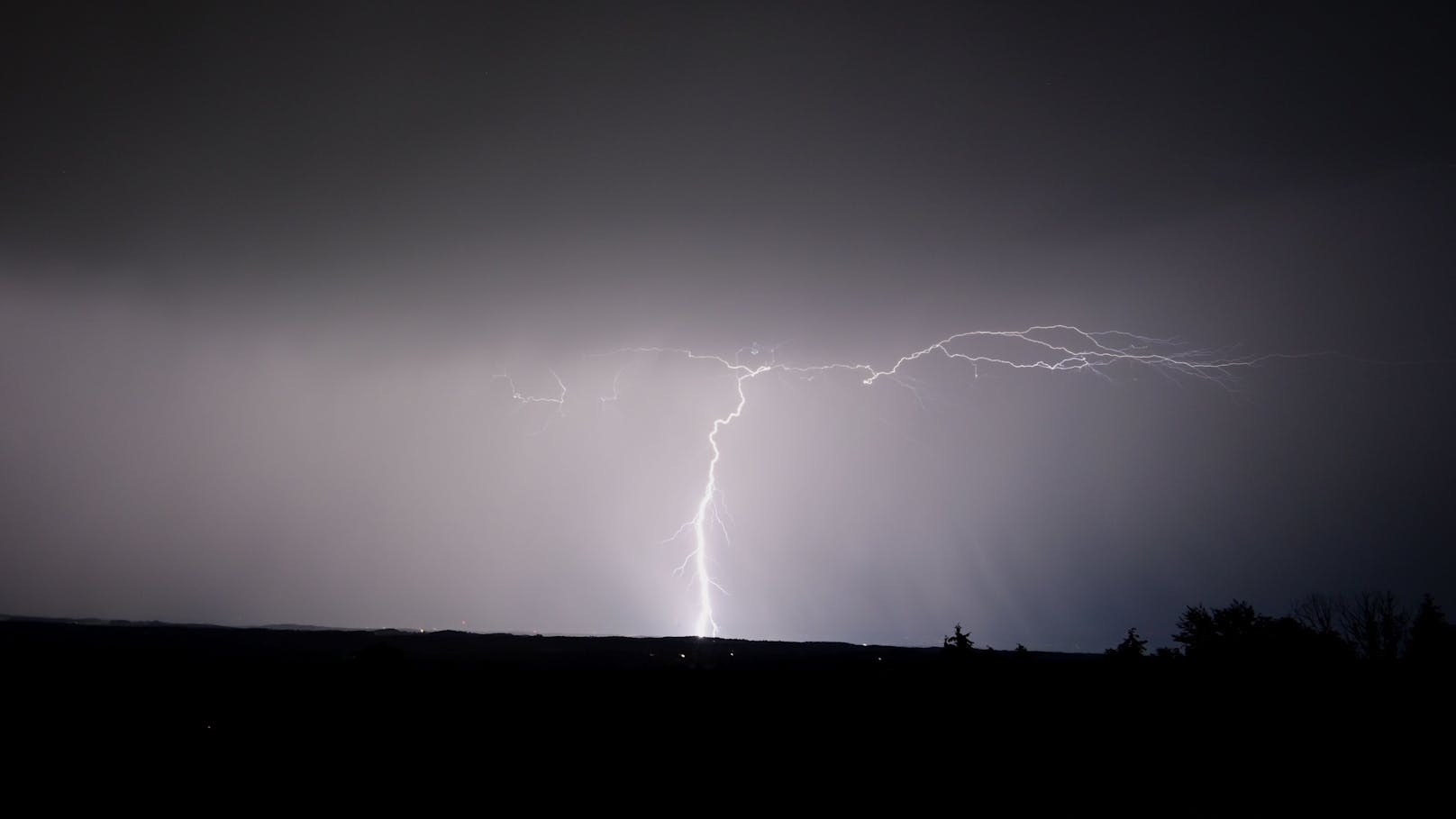 Blitzintensive Gewitter zogen Montagabend über die Region Kaprun im Salzburger Land in Österreich hinweg. Immer wieder erhellte sich der abendliche Himmel in einem beeindruckenden Schauspiel der Natur.