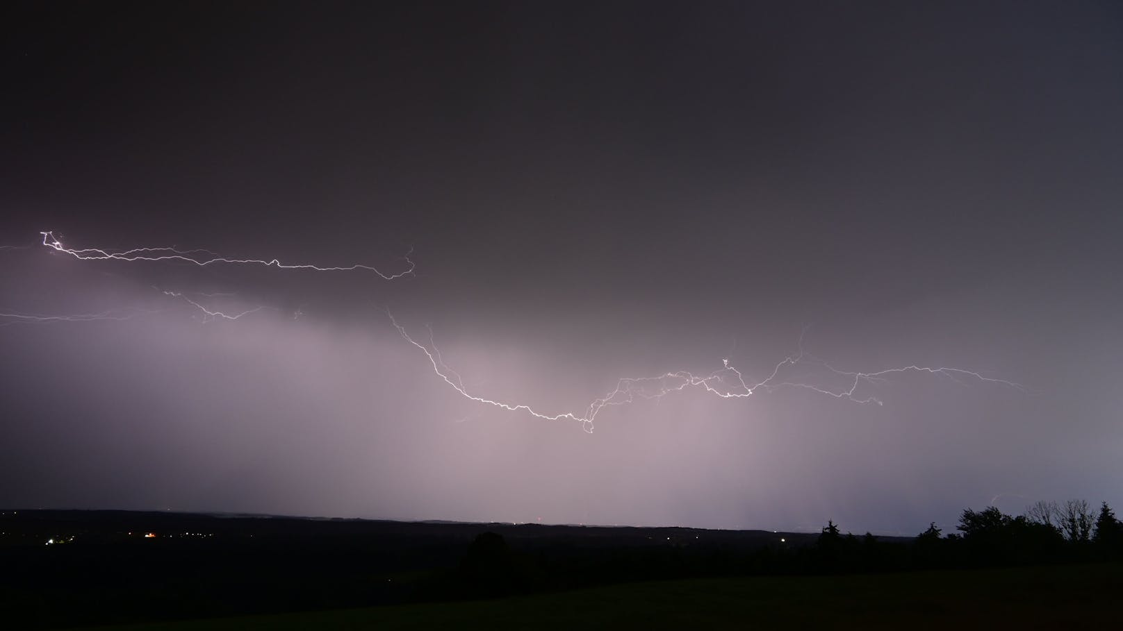 Blitzintensive Gewitter zogen Montagabend über die Region Kaprun im Salzburger Land in Österreich hinweg. Immer wieder erhellte sich der abendliche Himmel in einem beeindruckenden Schauspiel der Natur.