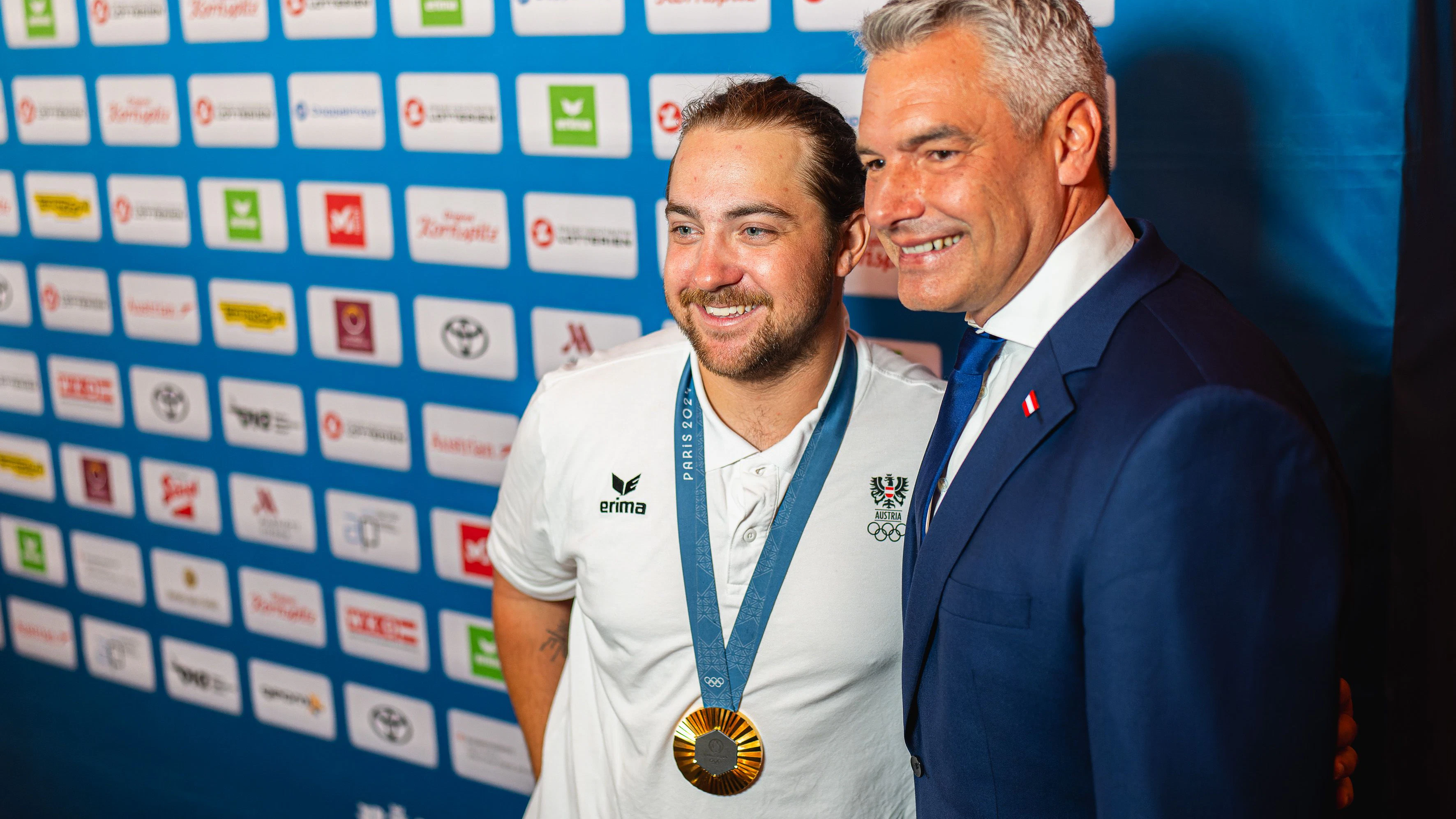 Bundeskanzler Nehammer mit Olympiasieger Bontus