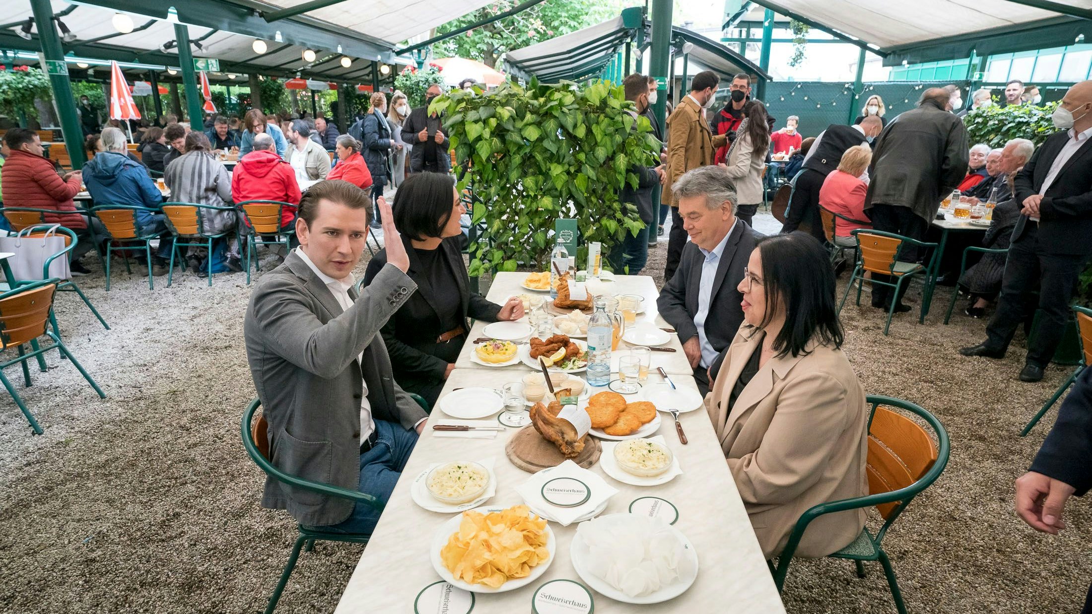 Warum zeigt Staatssekretärin Andrea Mayer dem Kanzler die Zunge?