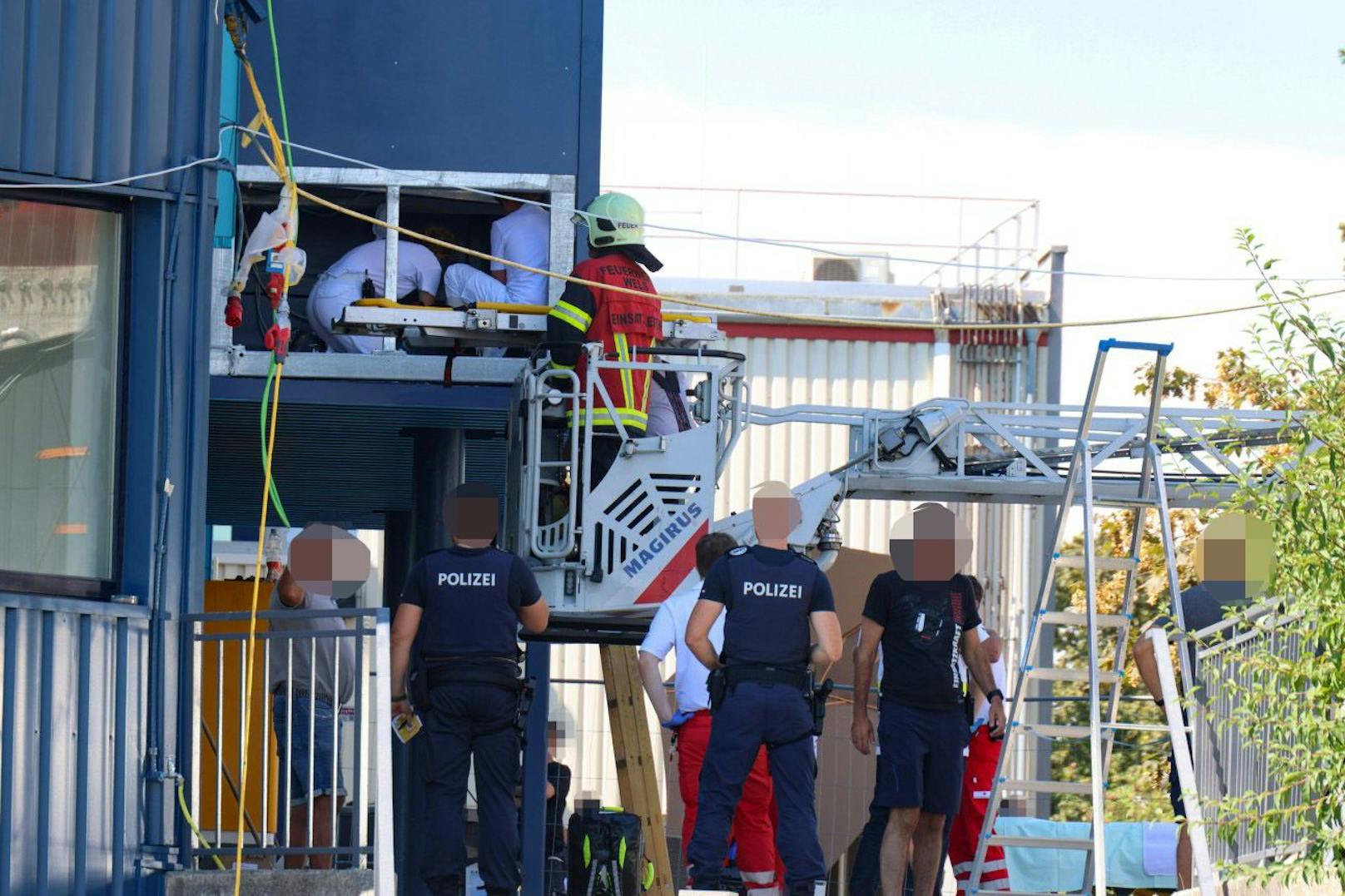 Feuerwehr, Rettung, Notarzt und Polizei standen nach einem schweren Arbeitsunfall in Wels-Neustadt im Einsatz.