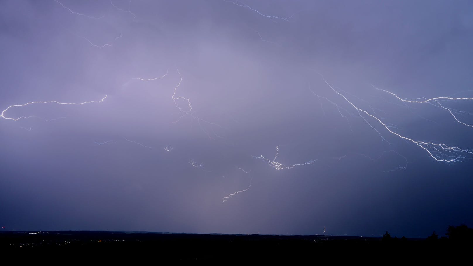 Blitzintensive Gewitter zogen Montagabend über die Region Kaprun im Salzburger Land in Österreich hinweg. Immer wieder erhellte sich der abendliche Himmel in einem beeindruckenden Schauspiel der Natur.