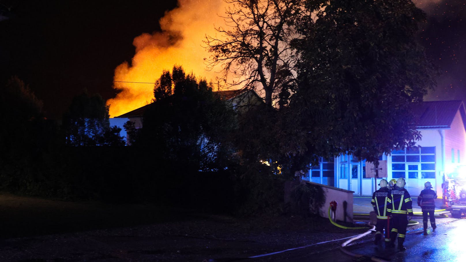 Ein Blitzeinschlag dürfte die Ursache für einen Großbrand am späten Montagabend auf einem Bauernhof in Fraham (Bezirk Eferding) gewesen sein. Zwölf umliegende Feuerwehren standen im Löscheinsatz.