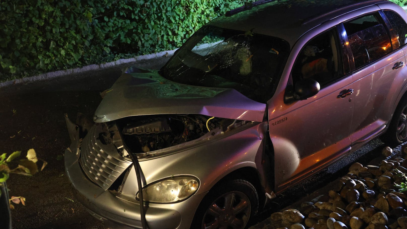 Autofahrer nach Crash mit Baum aus Wrack befreit