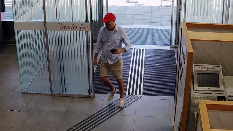 Bankomatkarte von Frau gestohlen – Polizei jagt Dieb