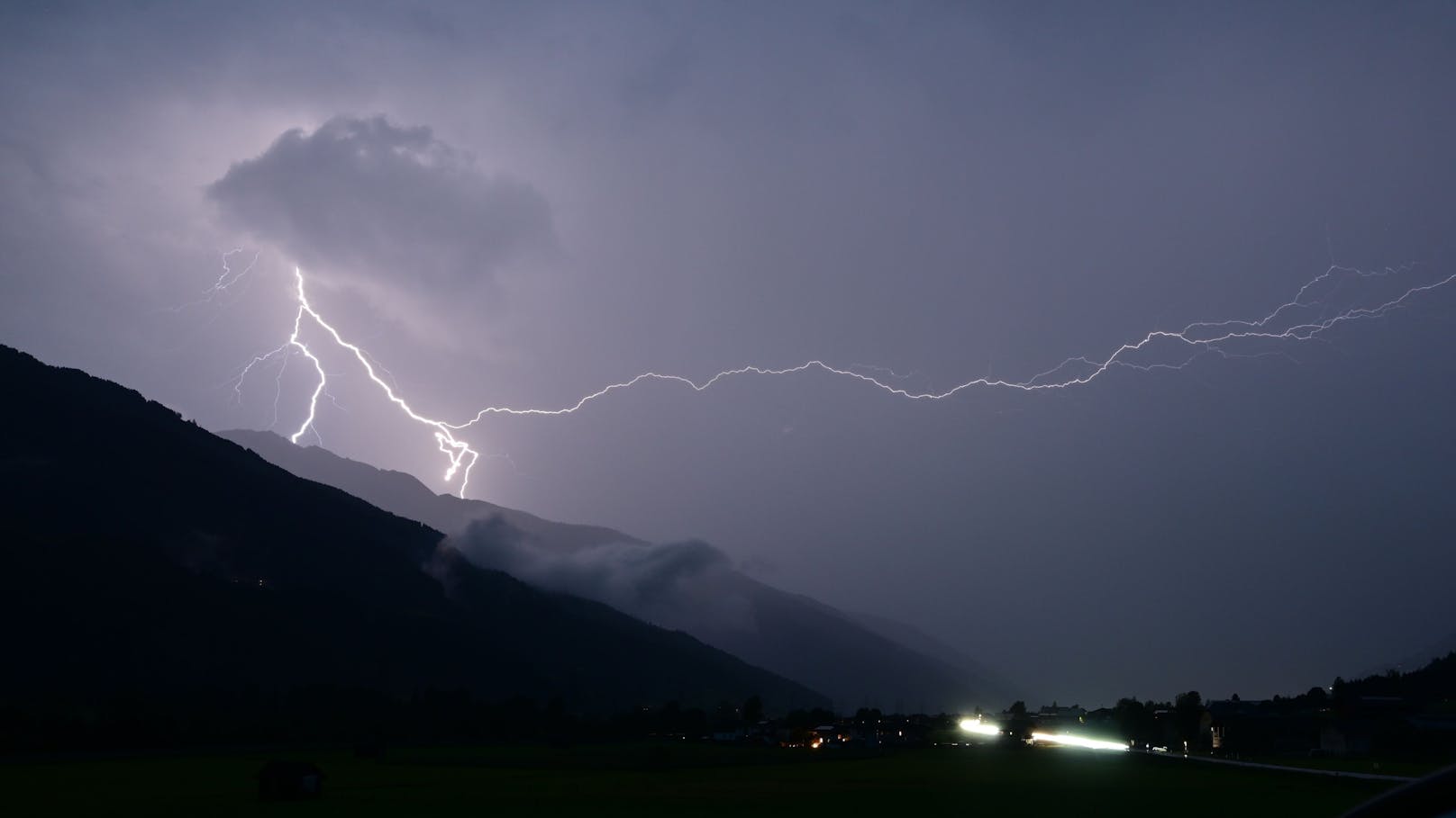 Blitzintensive Gewitter zogen Montagabend über die Region Kaprun im Salzburger Land in Österreich hinweg. Immer wieder erhellte sich der abendliche Himmel in einem beeindruckenden Schauspiel der Natur.