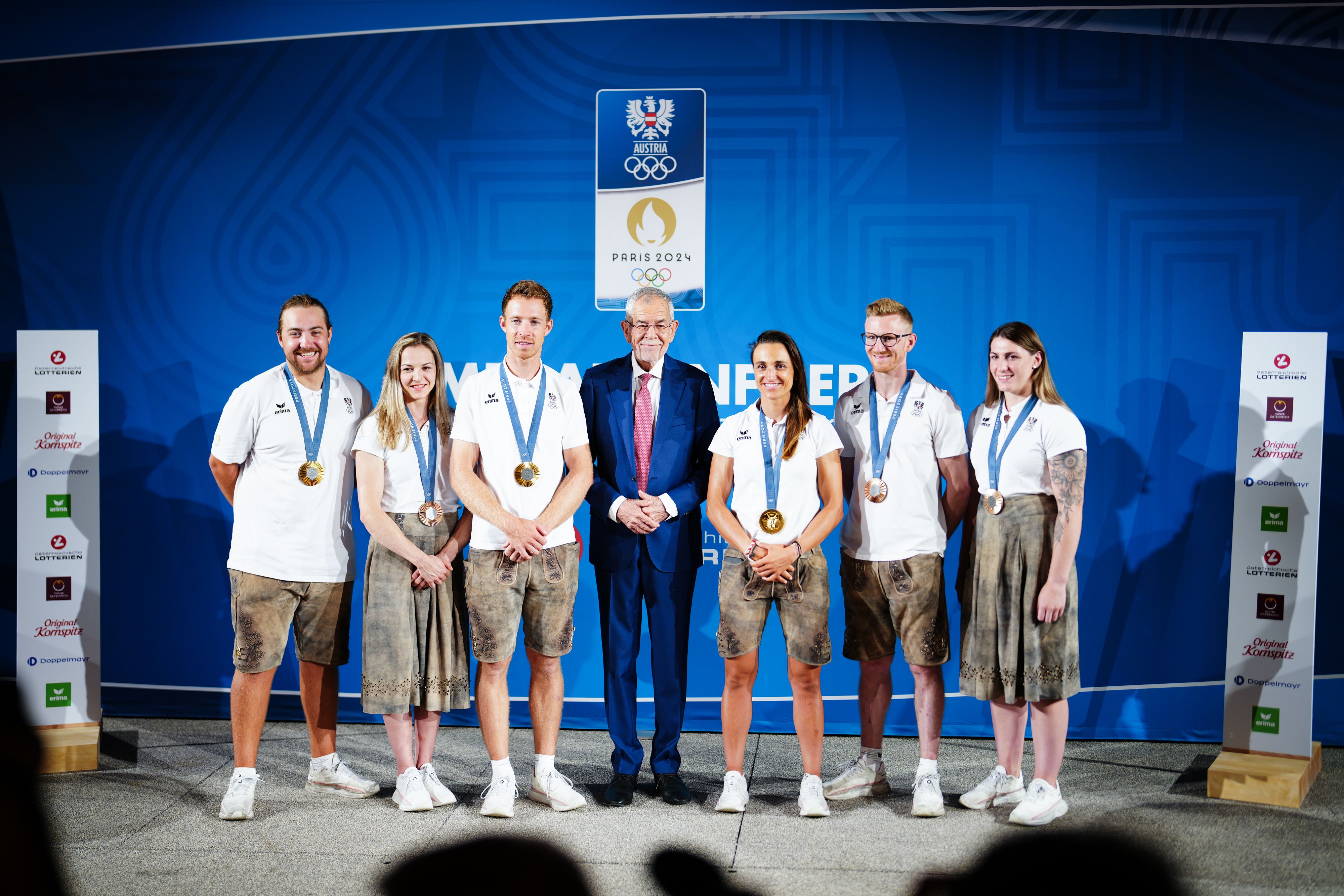 Bundespräsident Alexander Van der Bellen mit den erfolgreichen Olympia-Athleten