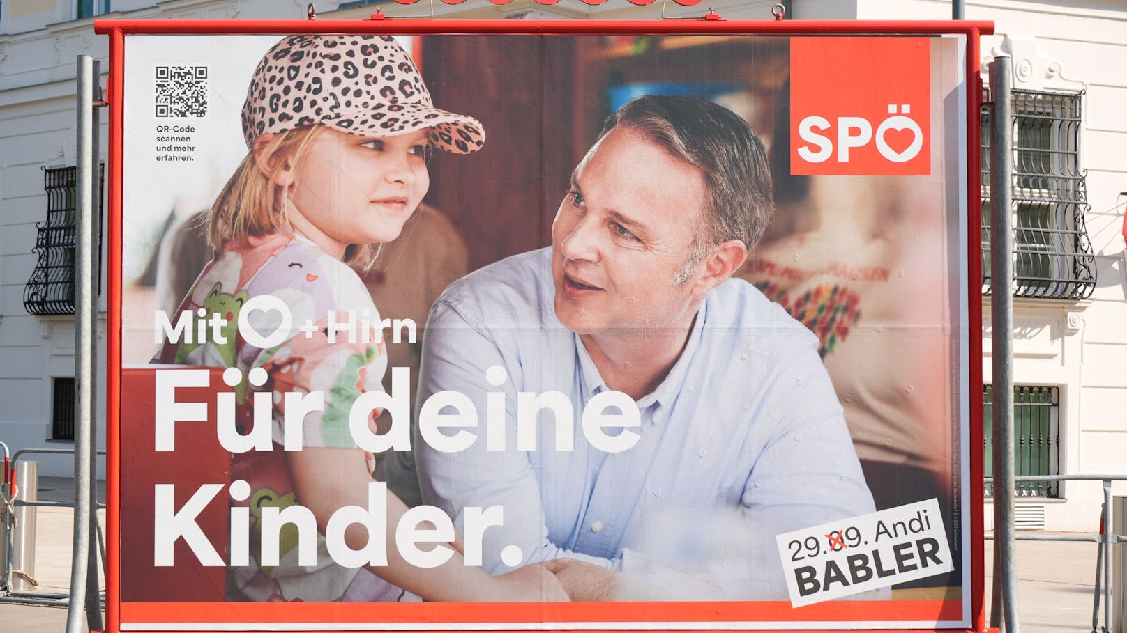 Besonders betroffen zeigte sich Babler von Kinderarmut. Er will sich für Kinderrechte einsetzen. 