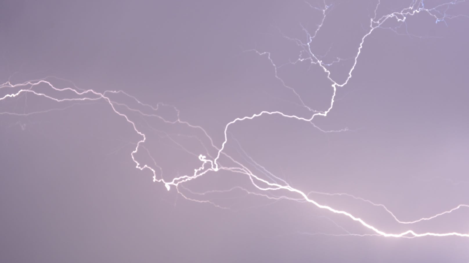 Blitzintensive Gewitter zogen Montagabend über die Region Kaprun im Salzburger Land in Österreich hinweg. Immer wieder erhellte sich der abendliche Himmel in einem beeindruckenden Schauspiel der Natur.