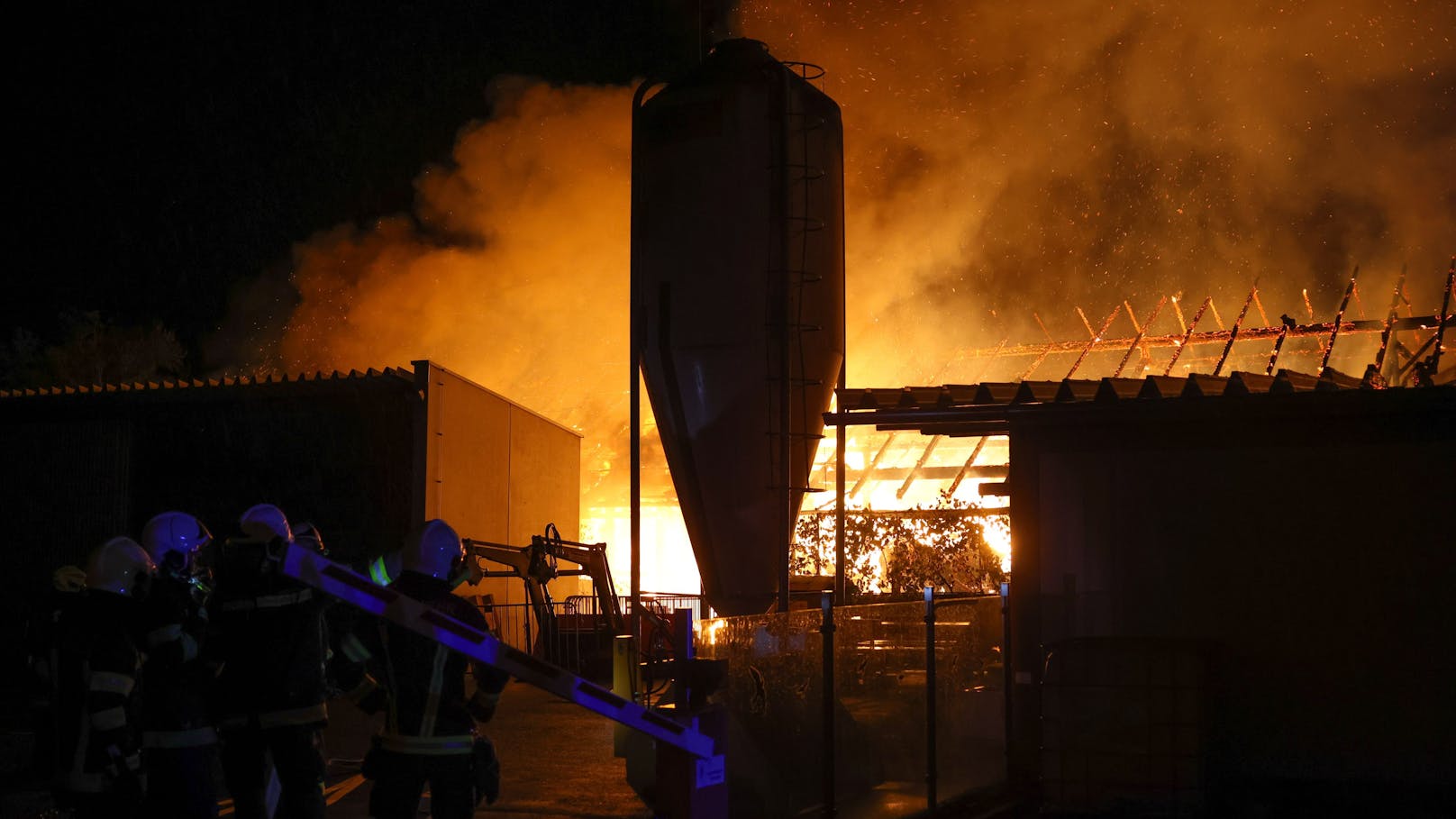 Ein Blitzeinschlag dürfte die Ursache für einen Großbrand am späten Montagabend auf einem Bauernhof in Fraham (Bezirk Eferding) gewesen sein. Zwölf umliegende Feuerwehren standen im Löscheinsatz.