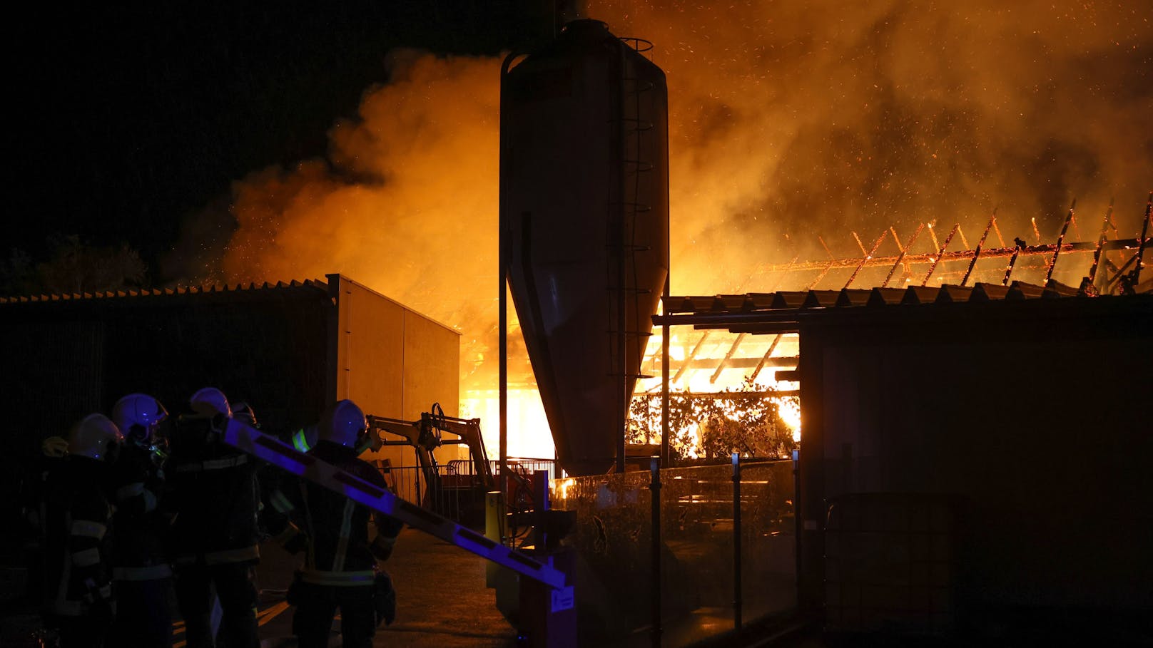 Alarmstufe 2 ausgelöst! Feuerwehr steht im Großeinsatz