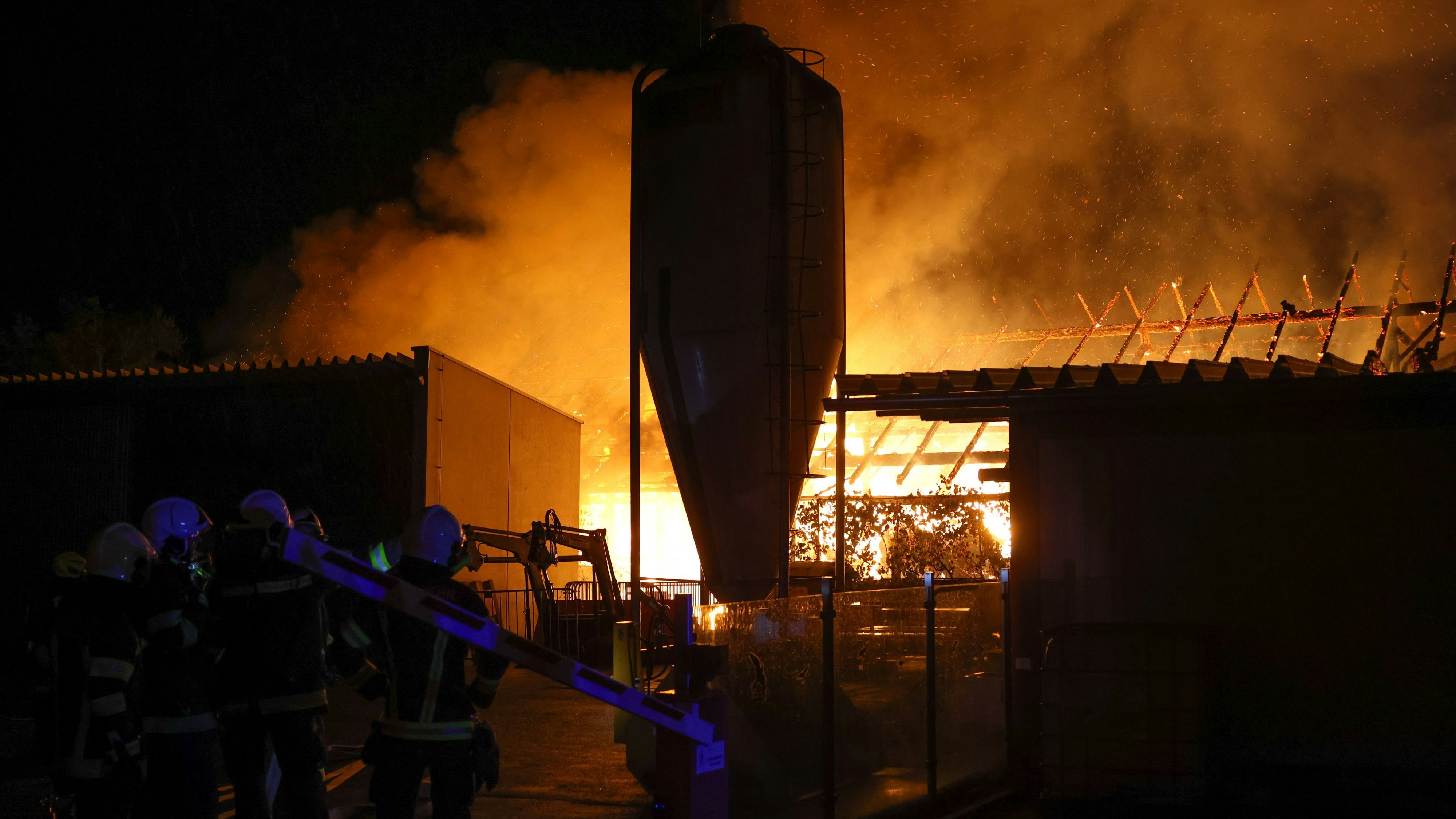 Heute.at - Alarmstufe 2 ausgelöst! Feuerwehr steht im Großeinsatz