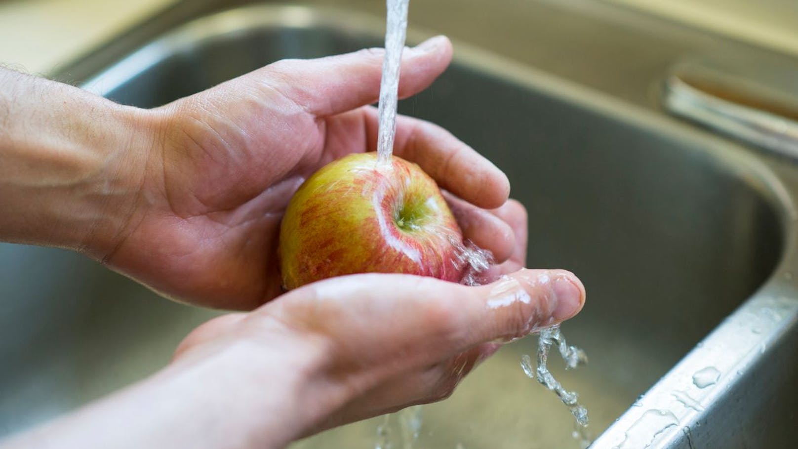 Nur so bekommst du Pestizide von deinem Obst