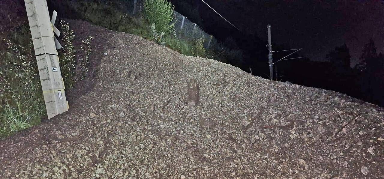 Die Bahnstrecke der Karwendelbahn-Zugstrecke wurde durch die Mure verlegt.