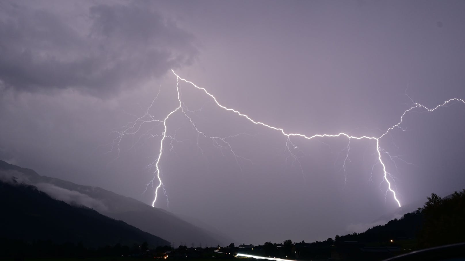 Blitzintensive Gewitter zogen Montagabend über die Region Kaprun im Salzburger Land in Österreich hinweg. Immer wieder erhellte sich der abendliche Himmel in einem beeindruckenden Schauspiel der Natur.