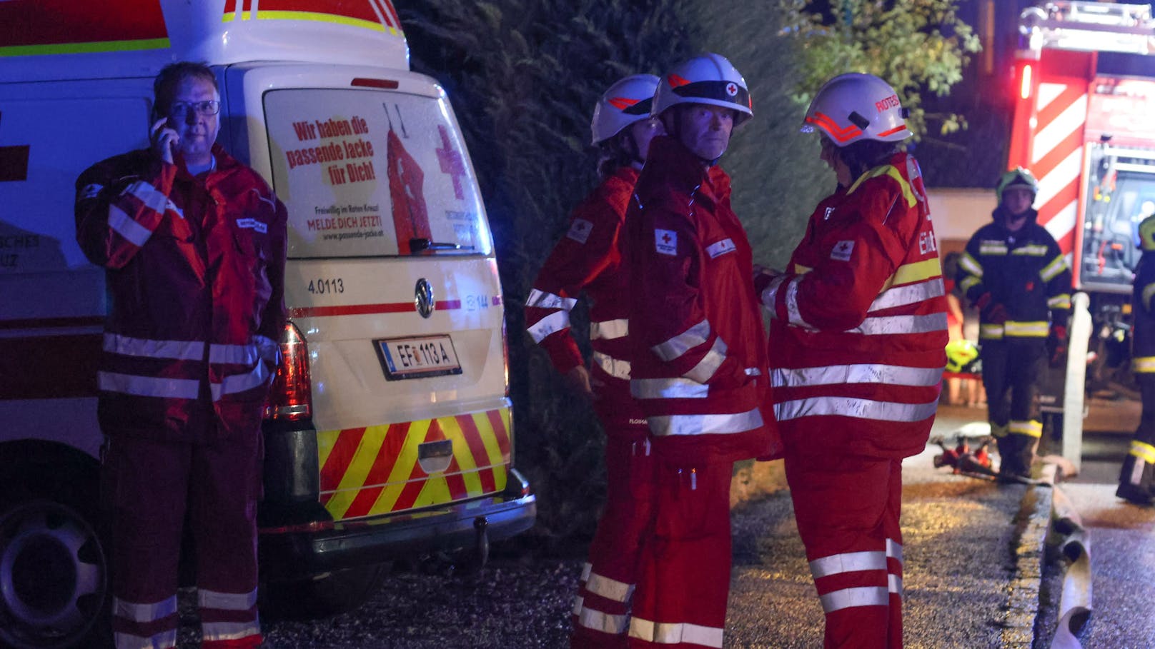 Ein Blitzeinschlag dürfte die Ursache für einen Großbrand am späten Montagabend auf einem Bauernhof in Fraham (Bezirk Eferding) gewesen sein. Zwölf umliegende Feuerwehren standen im Löscheinsatz.