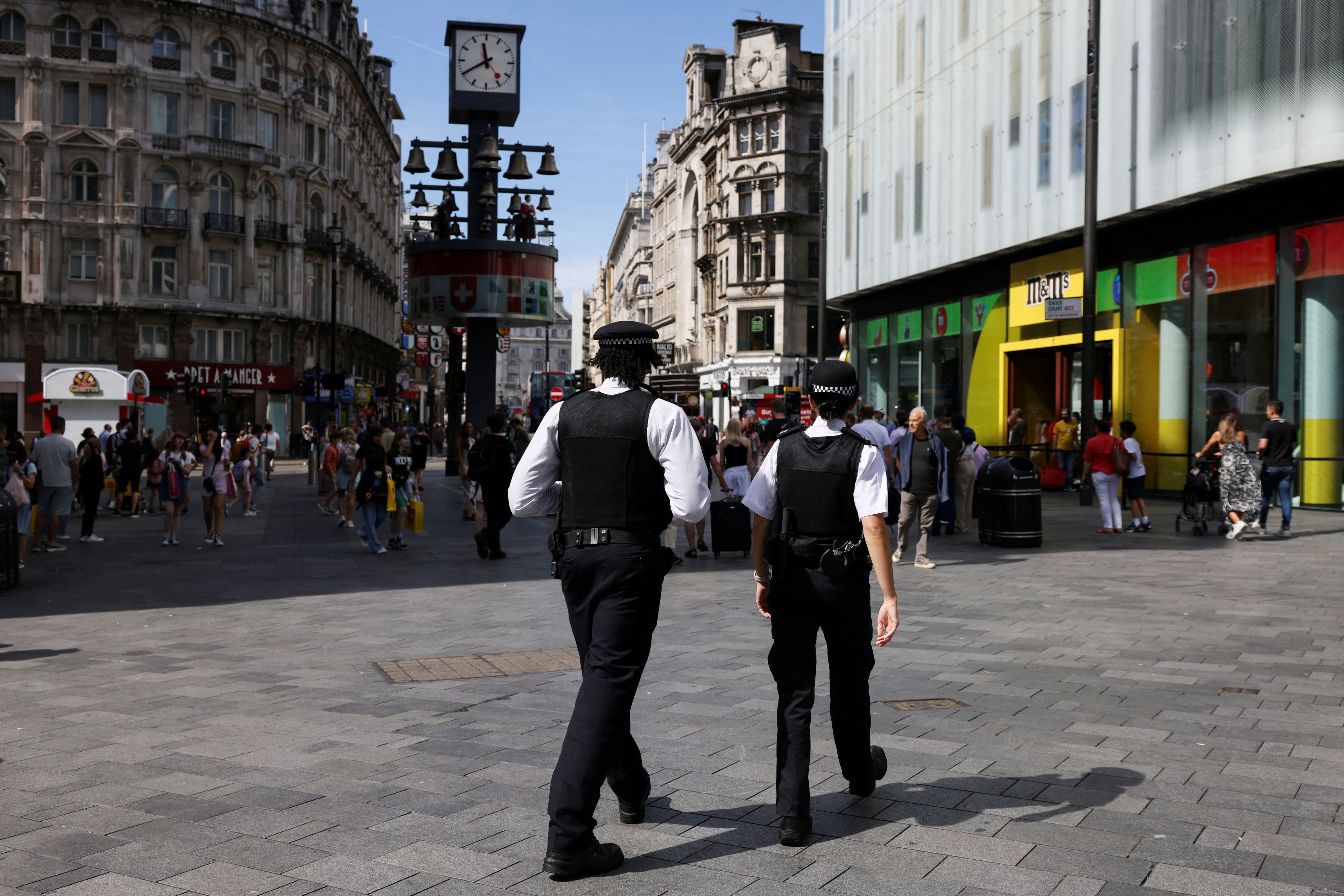 Die Polizei patrouilliert nach der Messer-Attacke auf dem Leicester Square in London. 