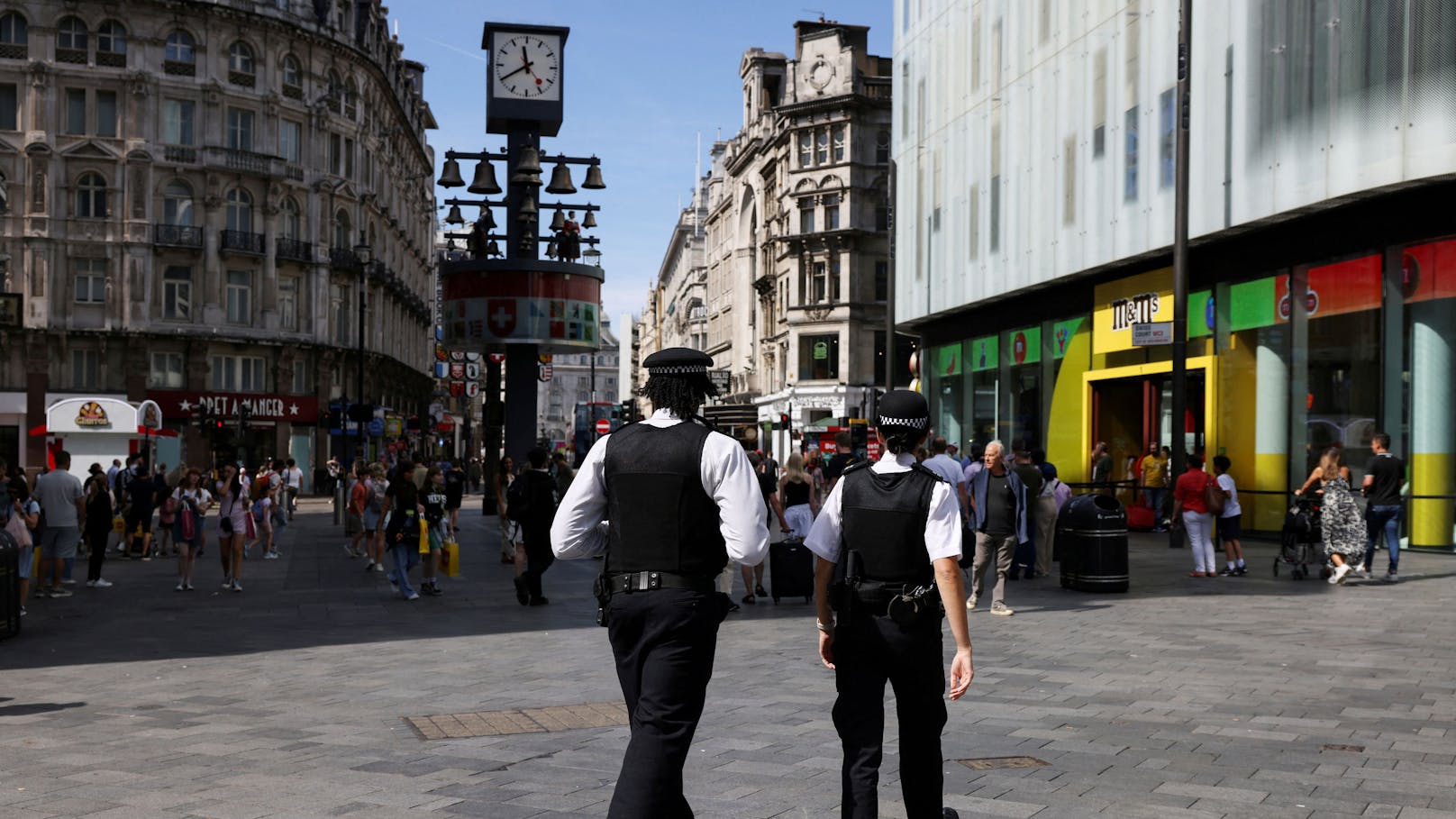 Die Polizei patrouilliert nach der Messer-Attacke auf dem Leicester Square in London. 