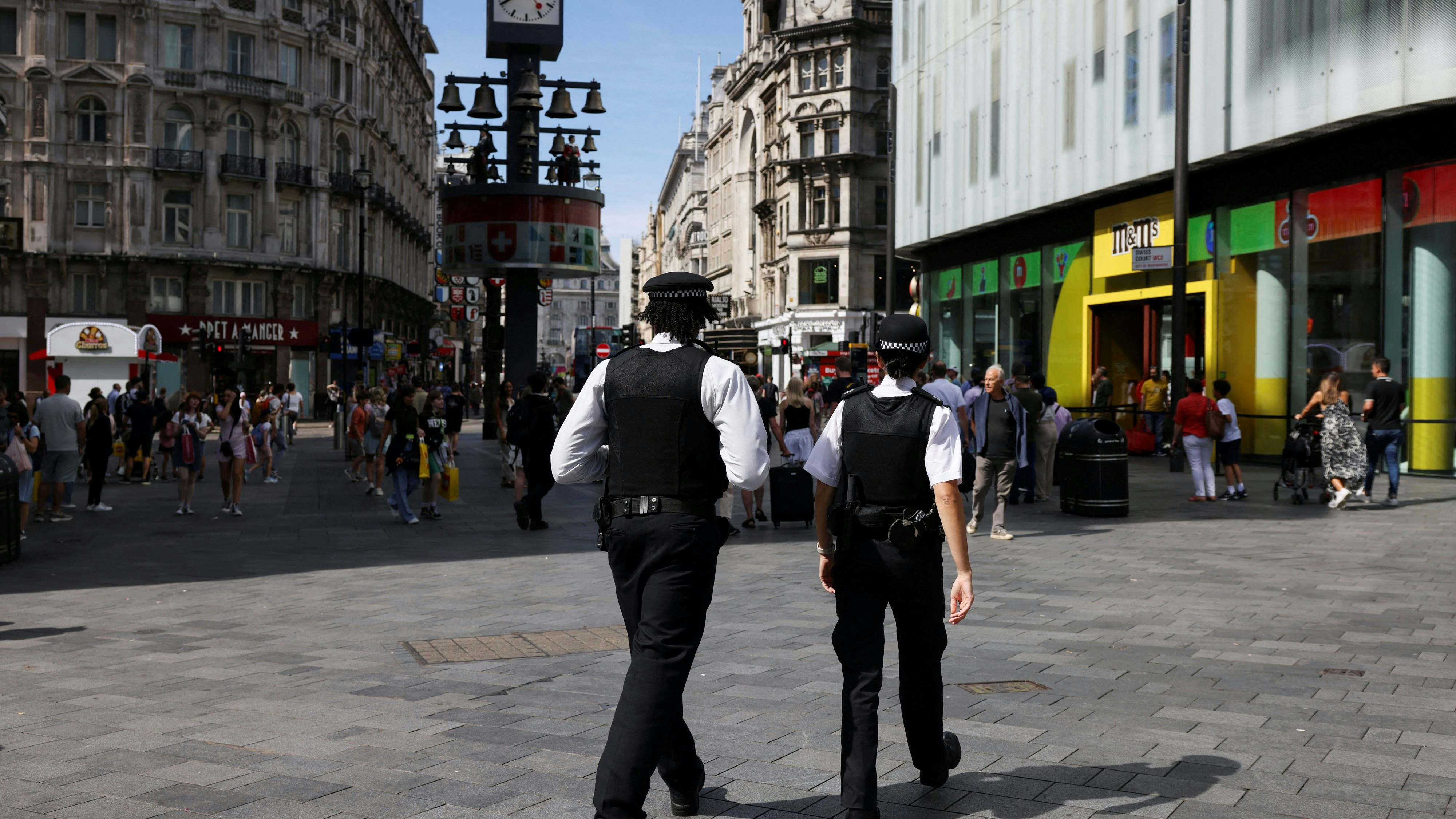 Die Polizei patrouilliert nach der Messer-Attacke auf dem Leicester Square in London. 