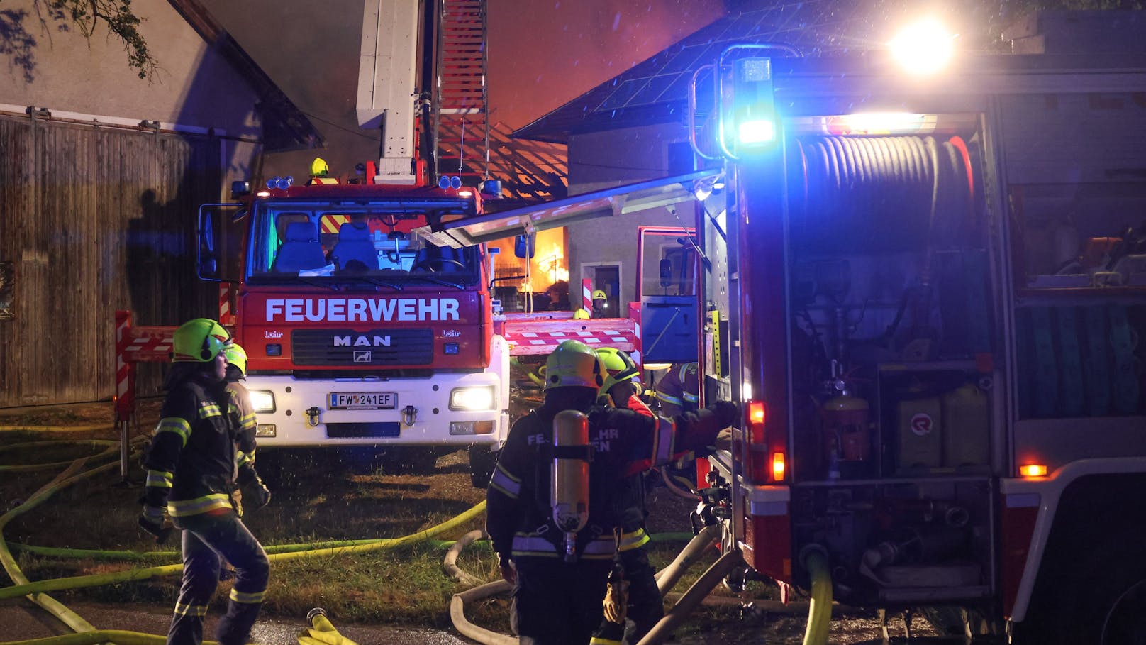 Ein Blitzeinschlag dürfte die Ursache für einen Großbrand am späten Montagabend auf einem Bauernhof in Fraham (Bezirk Eferding) gewesen sein. Zwölf umliegende Feuerwehren standen im Löscheinsatz.