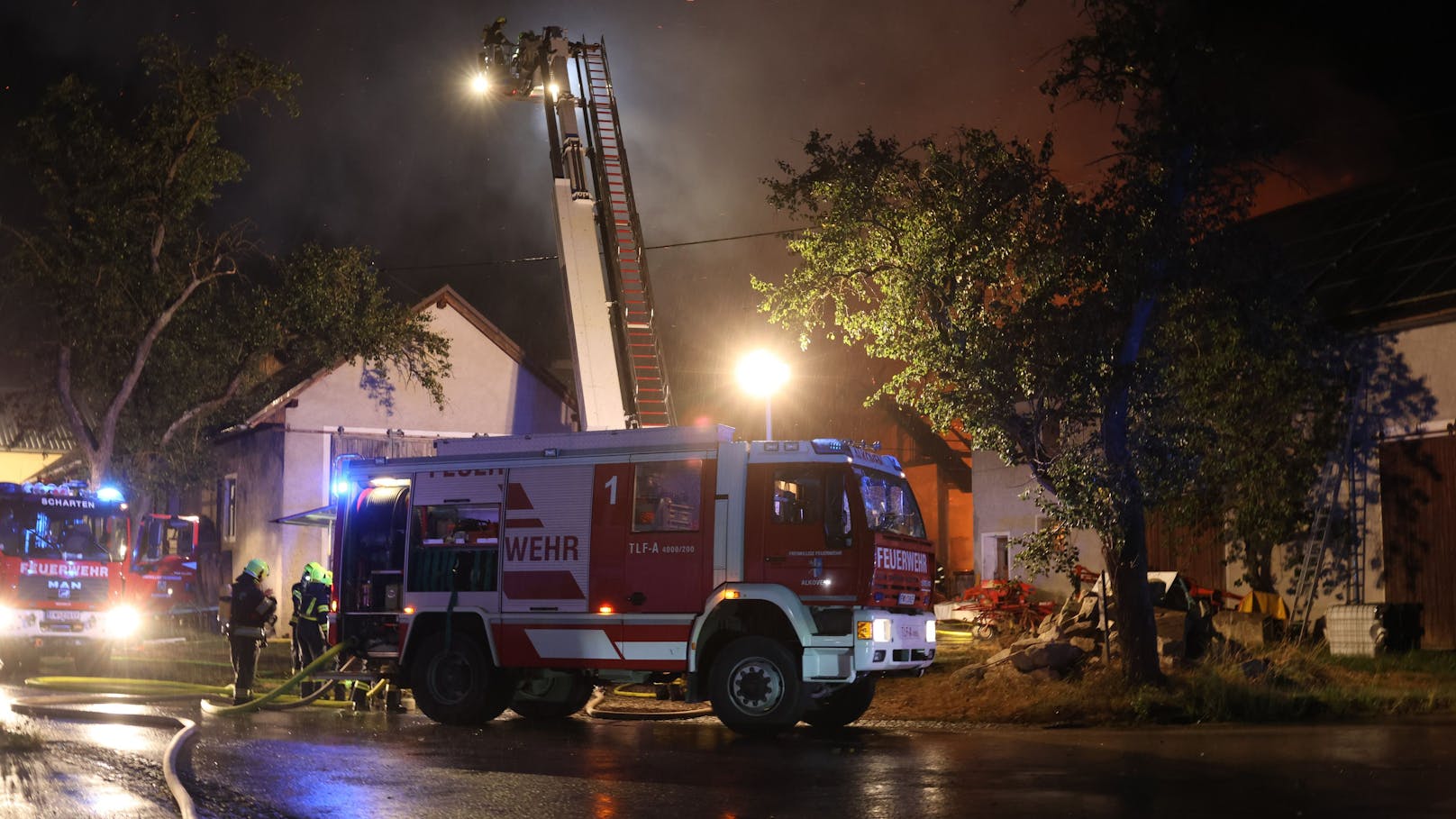 Ein Blitzeinschlag dürfte die Ursache für einen Großbrand am späten Montagabend auf einem Bauernhof in Fraham (Bezirk Eferding) gewesen sein. Zwölf umliegende Feuerwehren standen im Löscheinsatz.