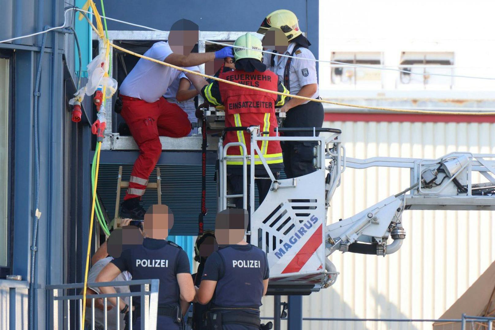 Die Person blieb schwer verletzt am Boden der Reklametafel in der Konstruktion liegen.