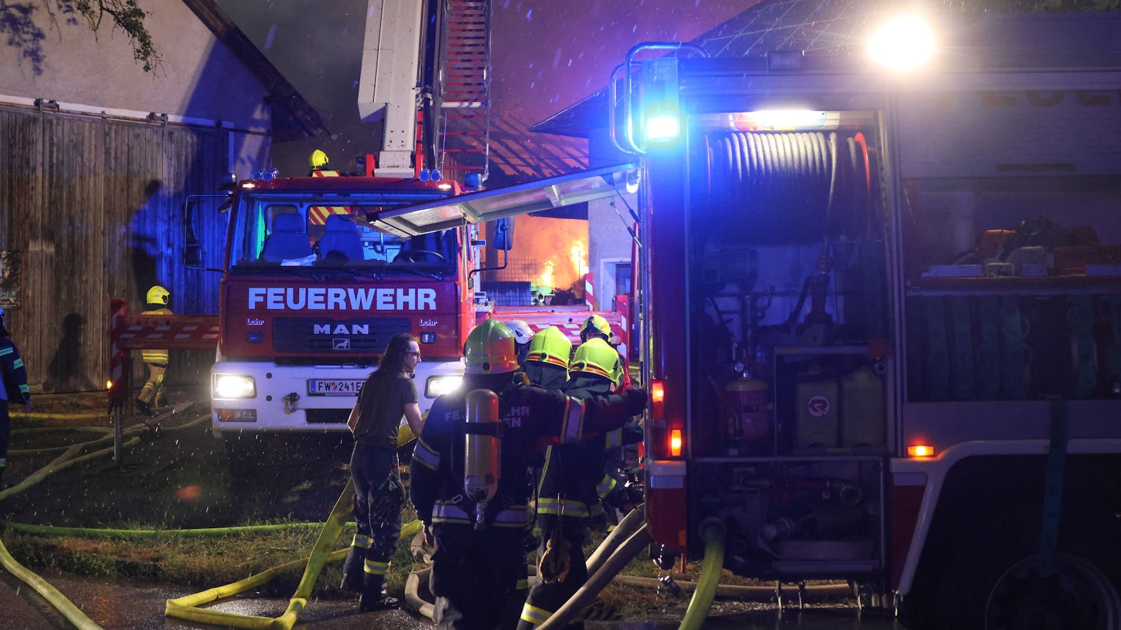 Ein Blitzeinschlag dürfte die Ursache für einen Großbrand am späten Montagabend auf einem Bauernhof in Fraham (Bezirk Eferding) gewesen sein. Zwölf umliegende Feuerwehren standen im Löscheinsatz.