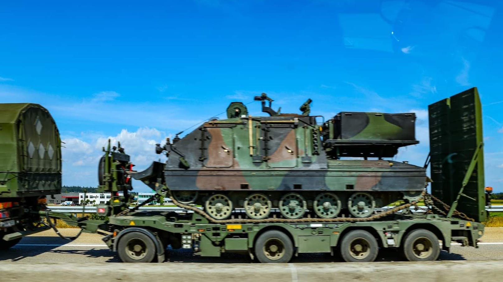 Militärkonvoi auf der Autobahn sorgt für Aufsehen