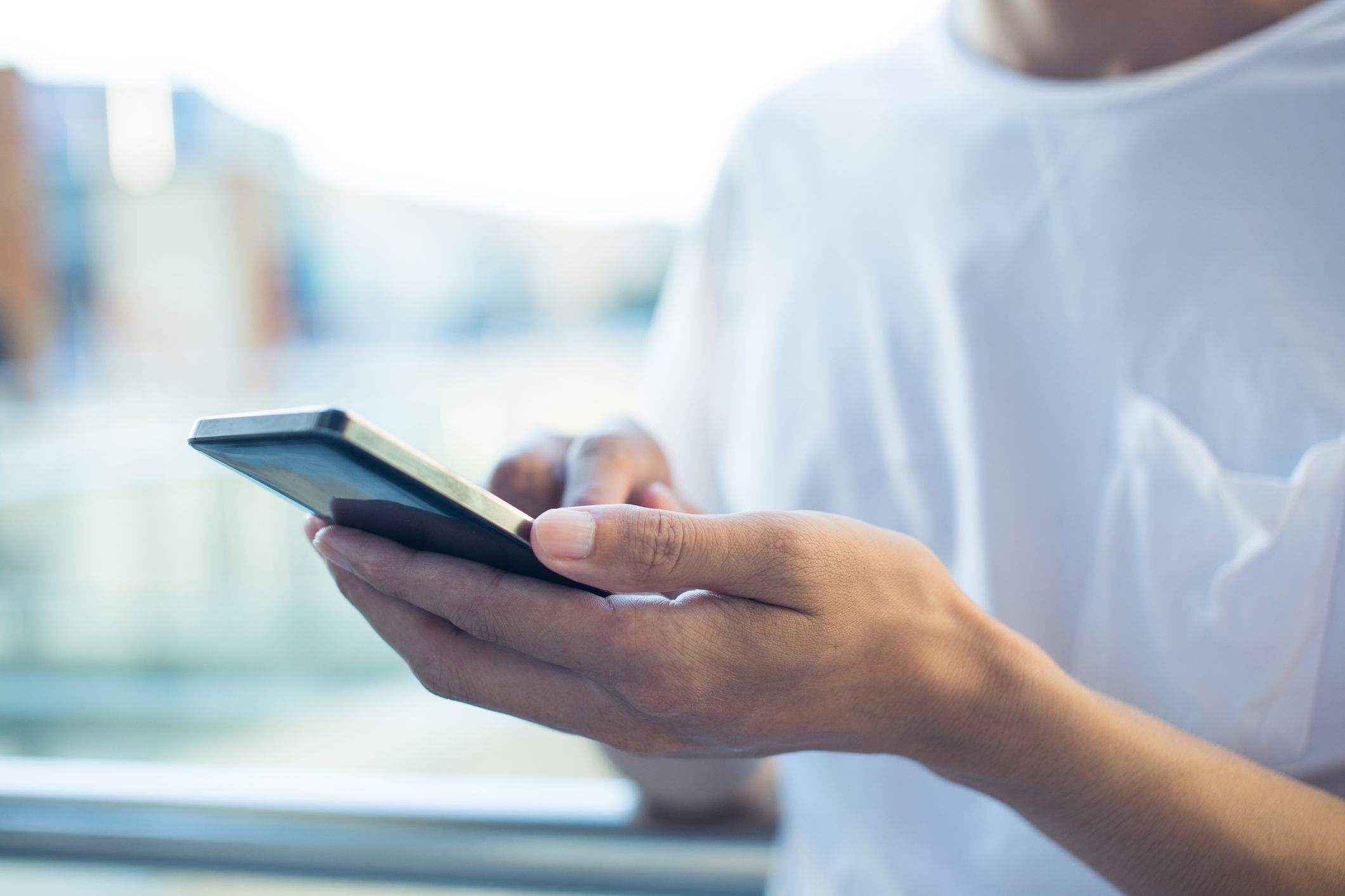 Die Kundin fiel aus allen Wolken: Die online bestellte Kleidung kam nicht an. Stattdessen wurde sie ordentlich viel Geld los. (Symbolbild)